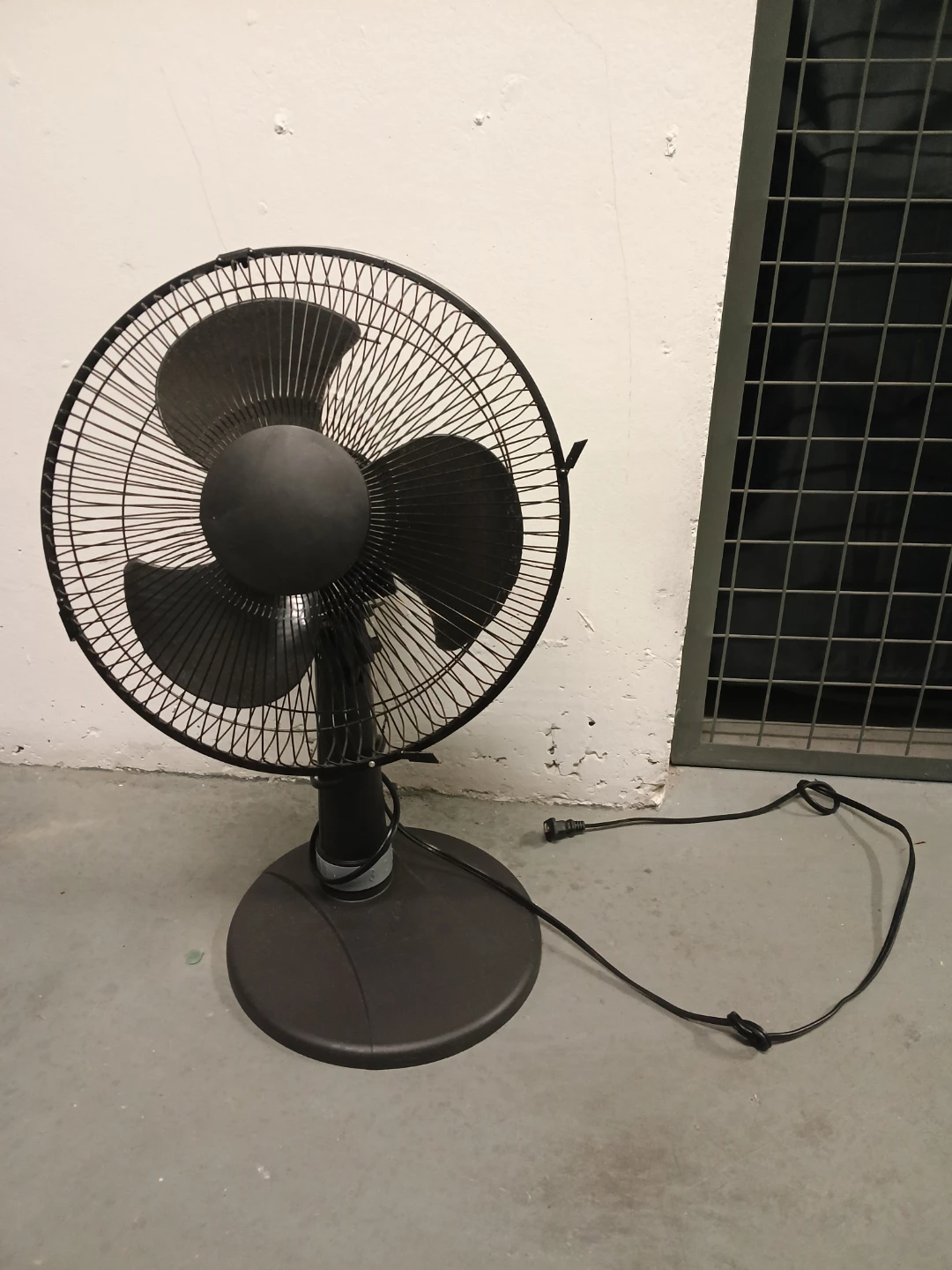 Black Oscillating Desk Fan
