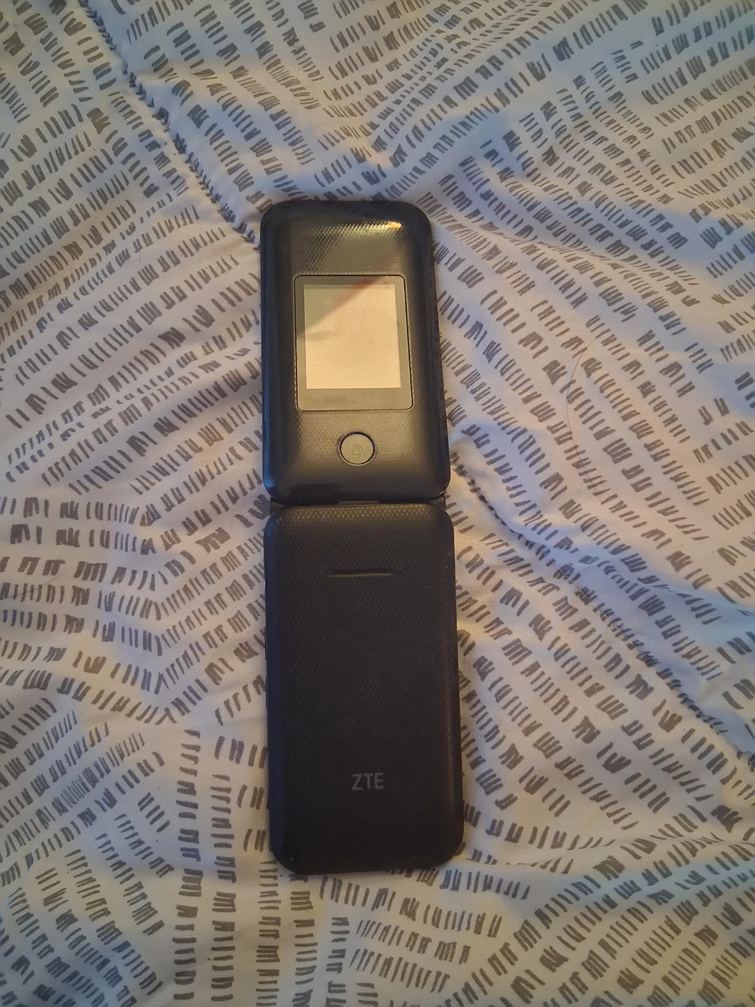 🥕  ZTE Flip Phone - photo 2