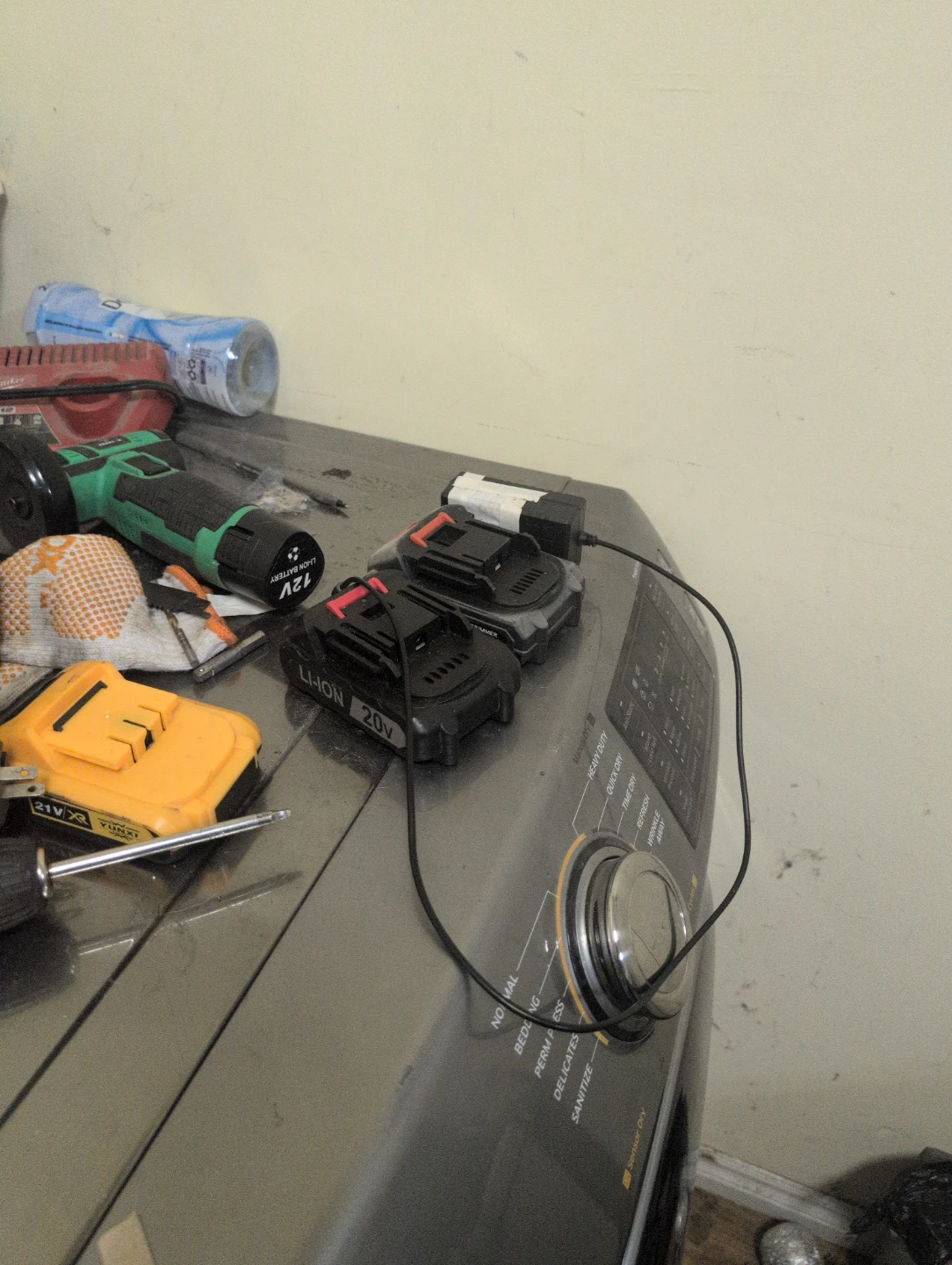 Battery powdered weed cutter