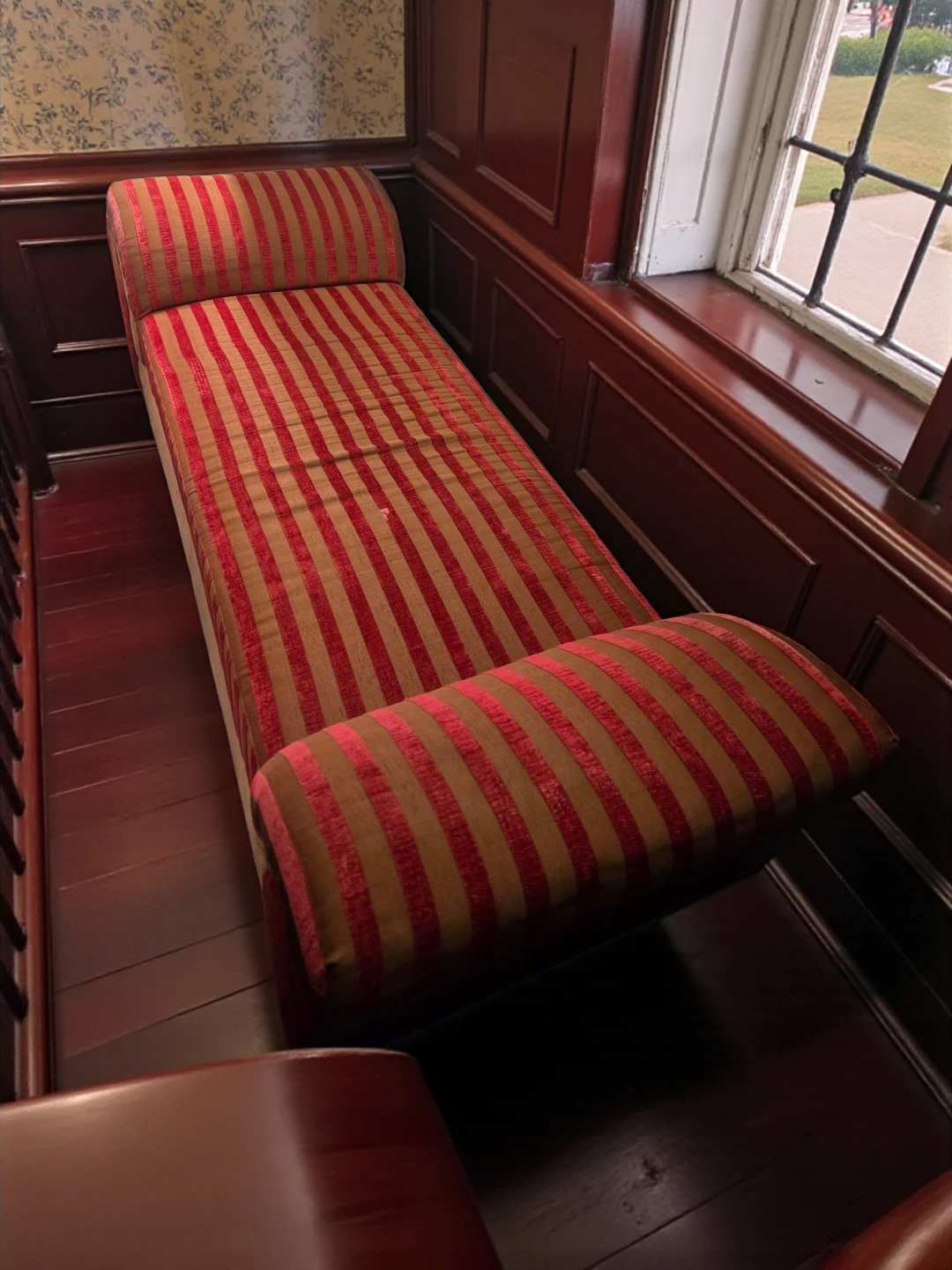 FREE DELIVERY!! Nice front door/ bed end bench seat $80