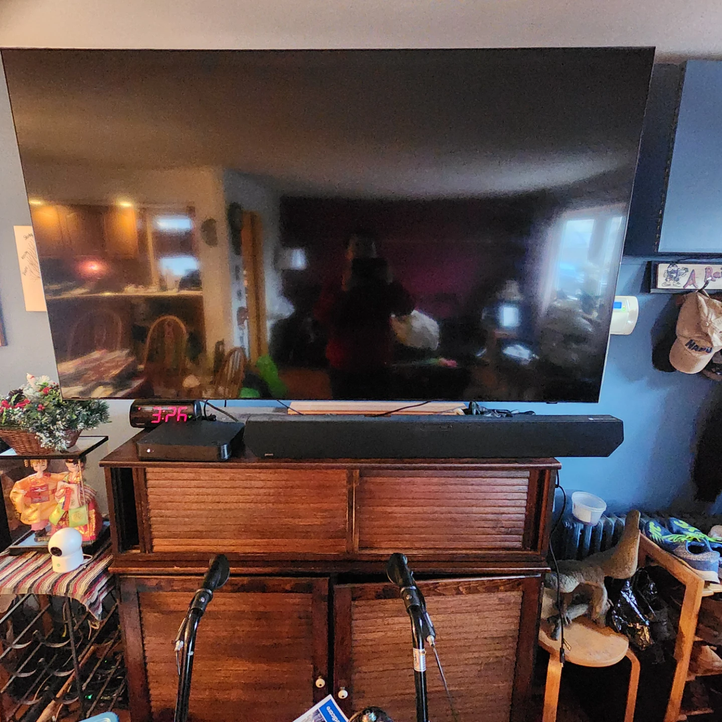 Samsung 65in flat TV with sound bar - photo 2