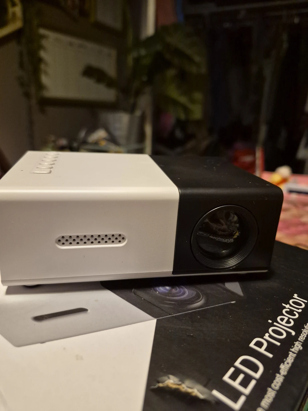 LED Projector - Cost-Efficient & High Resolution - photo 3