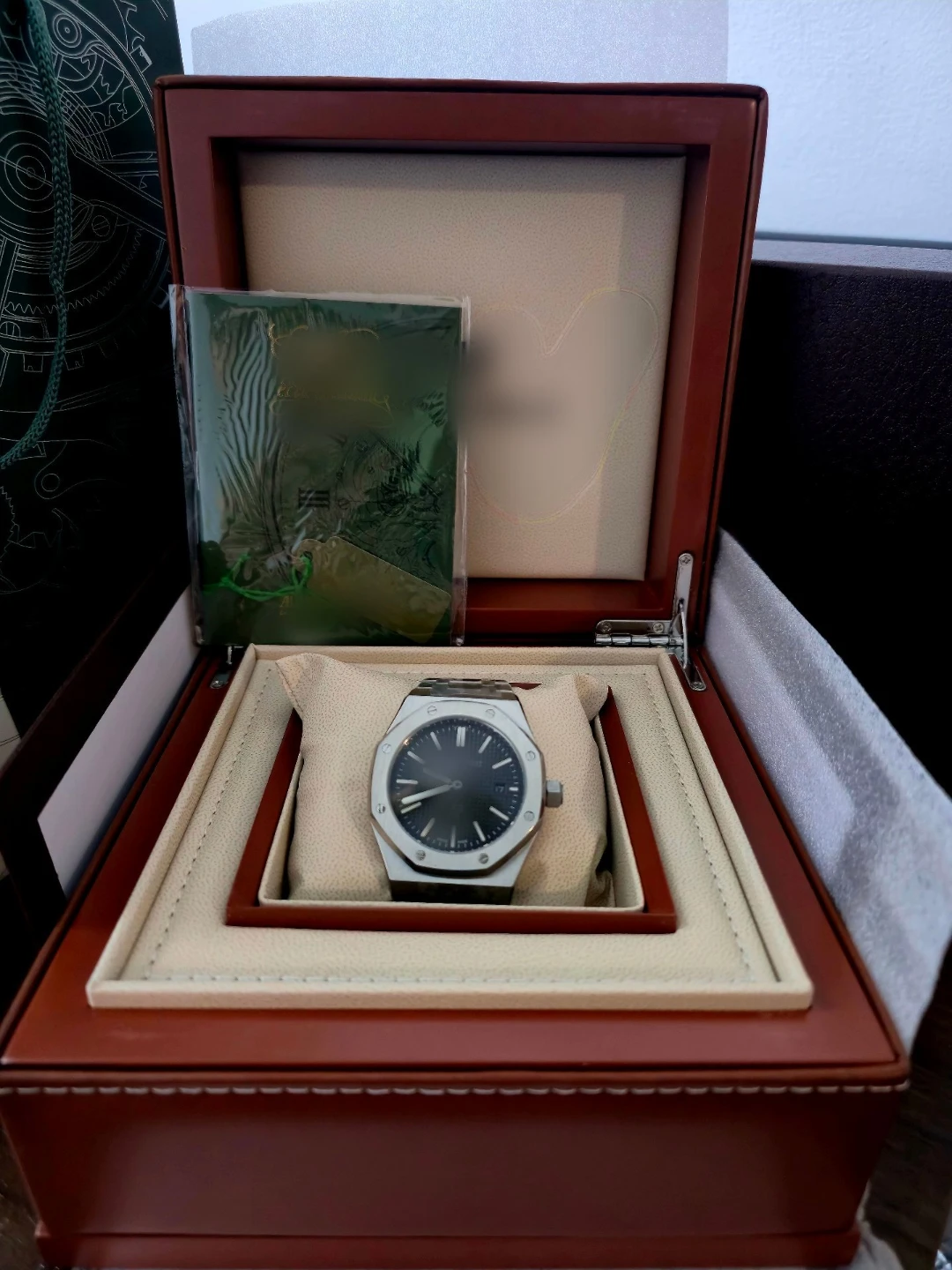 Mens luxury watch for sale! Comes w/ box and papers