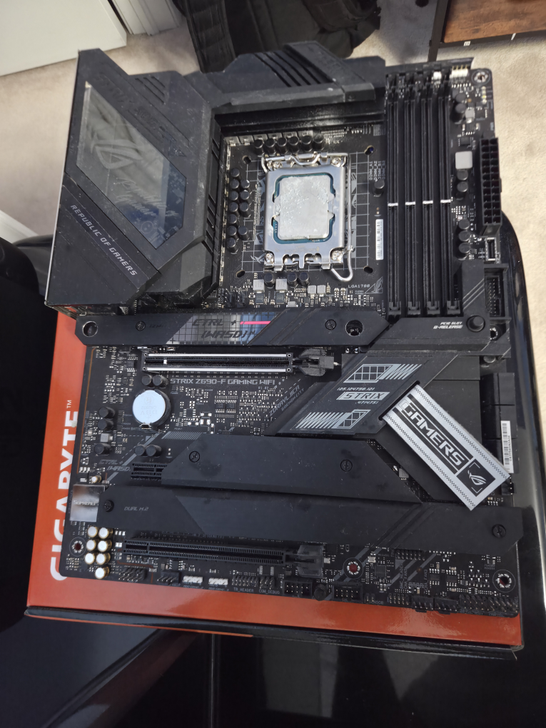 ASUS ROG STRIX Z690-F GAMING Motherboard