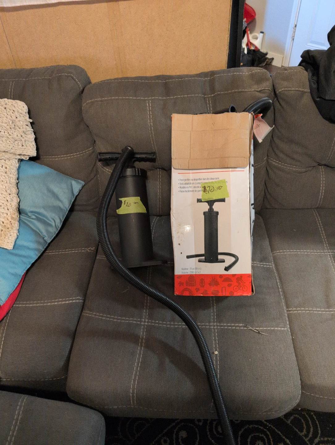 Manual air pumps