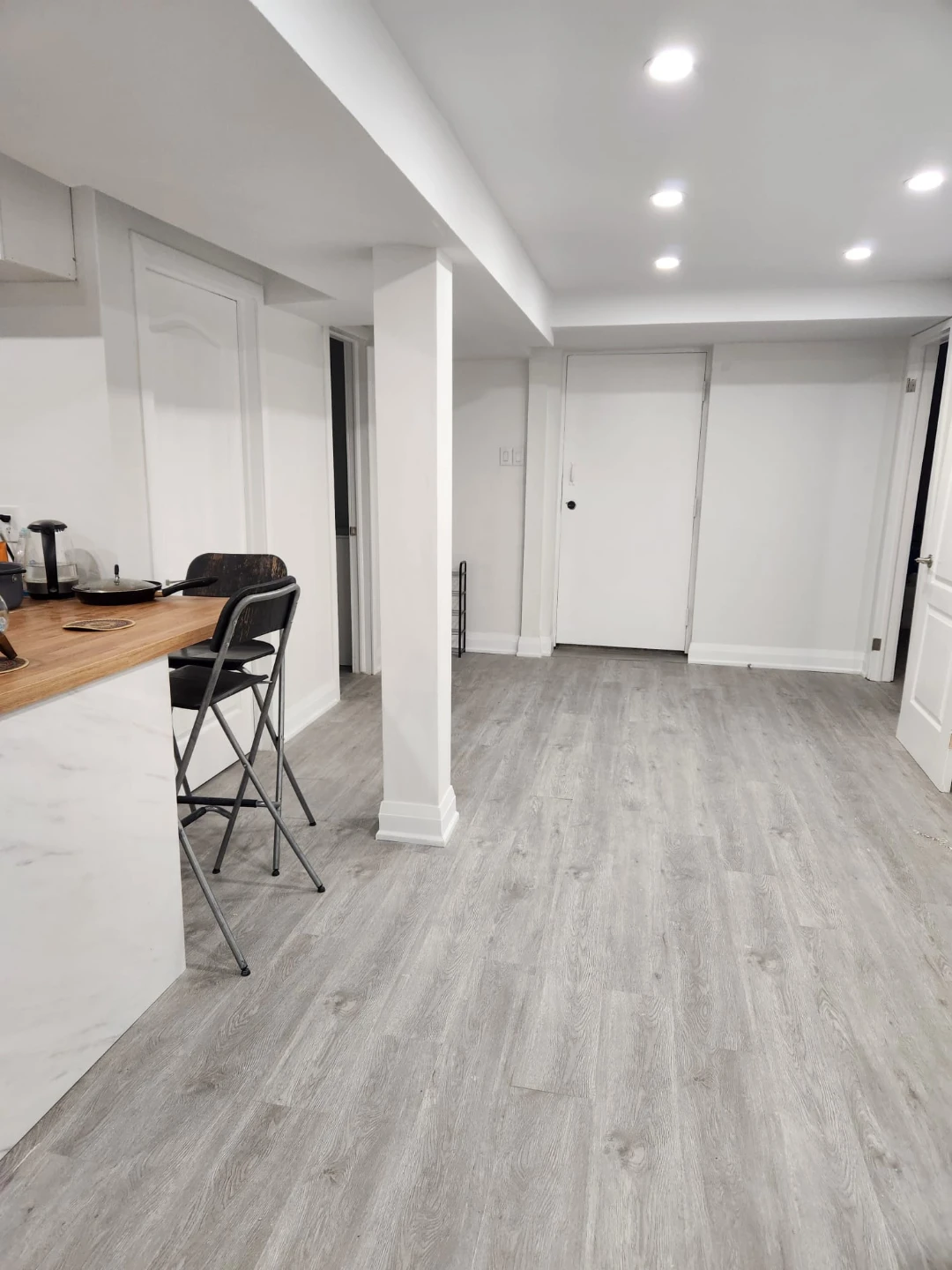 2 bedrooms  basement,  thornhill - photo 2