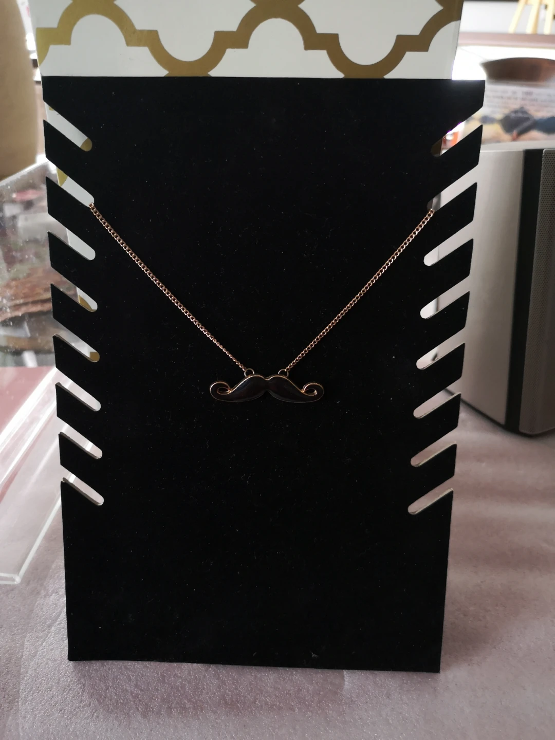 8 Necklace hanging board with 1 necklace