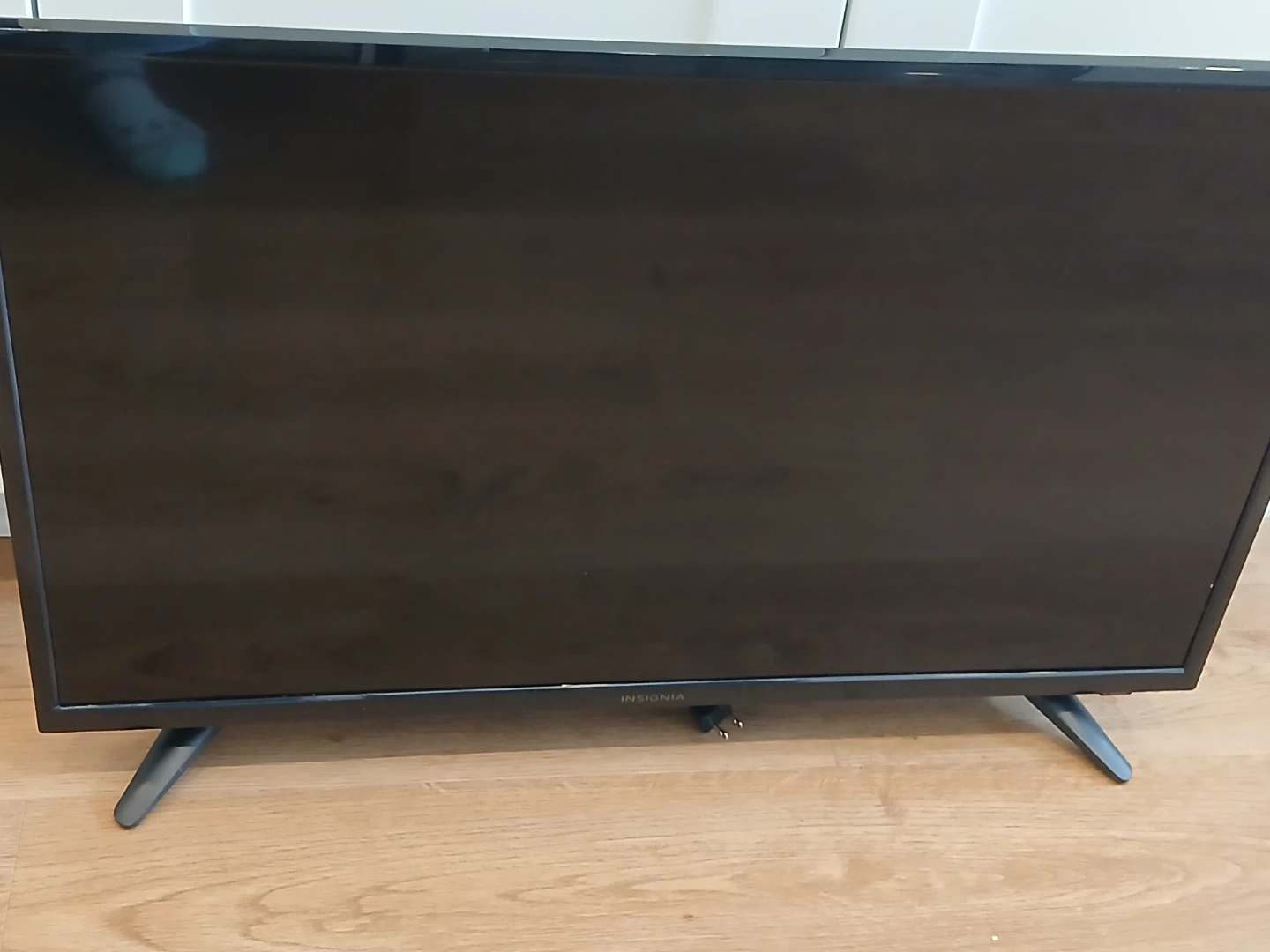 Insignia 32" flat screen TV (READ DESC BELOW)