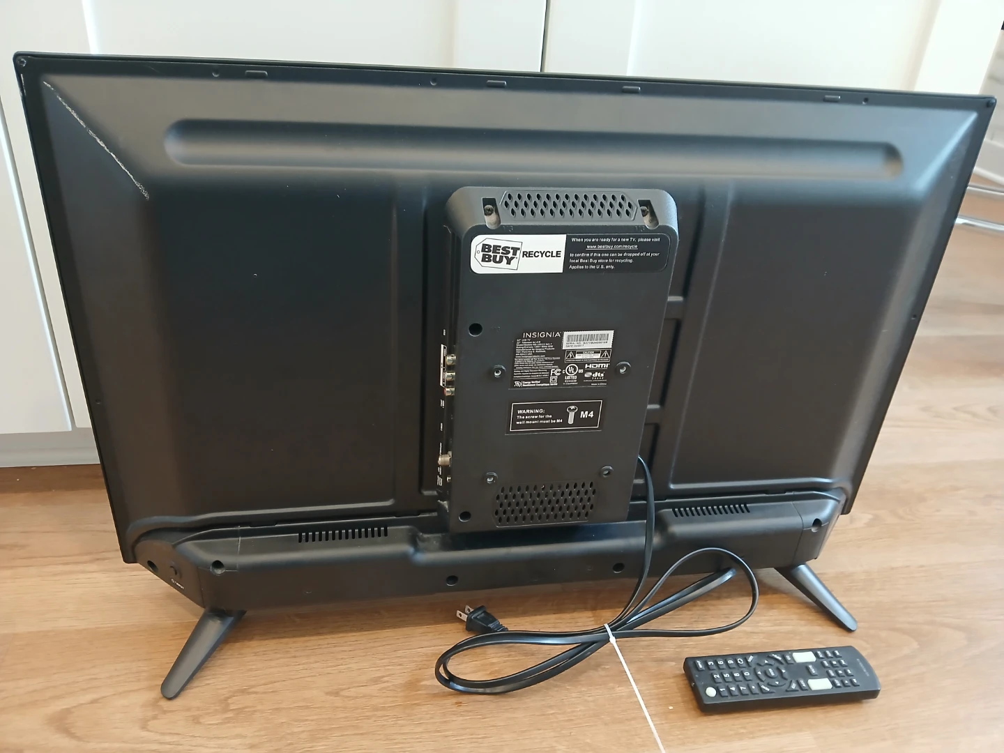 Insignia 32" flat screen TV (READ DESC BELOW) - photo 2