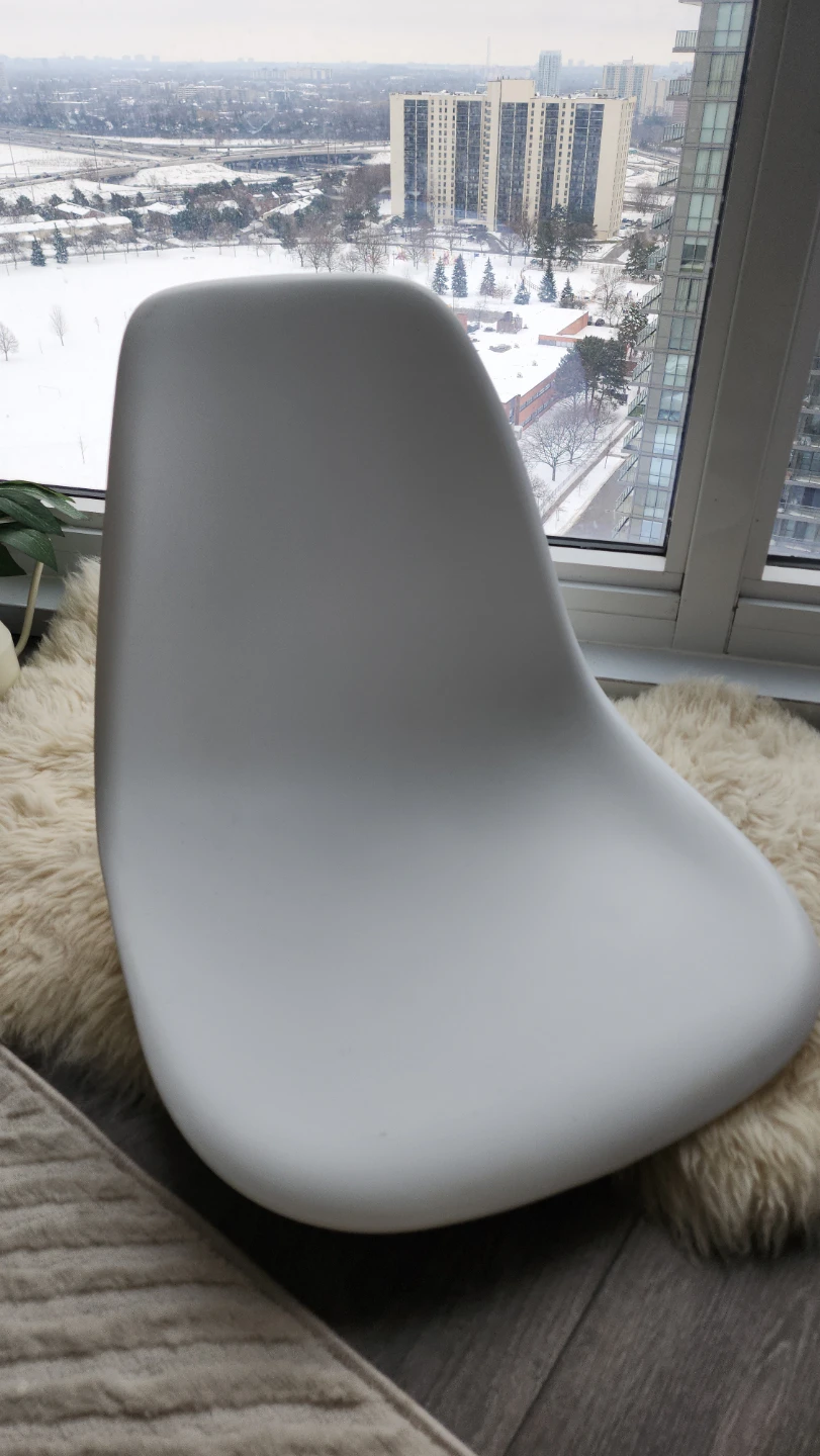 Structube White Plastic Dining Chair 🥕