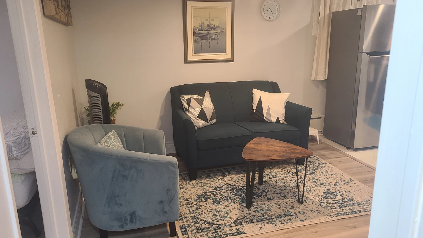 One bedroom basement apt. - photo 2