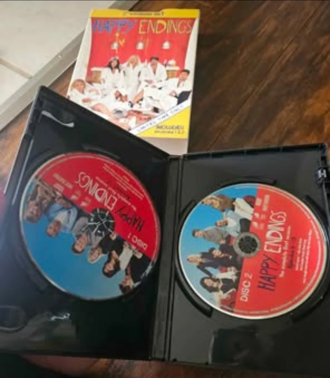 Happy Endings: The Complete First & Second Season - photo 3