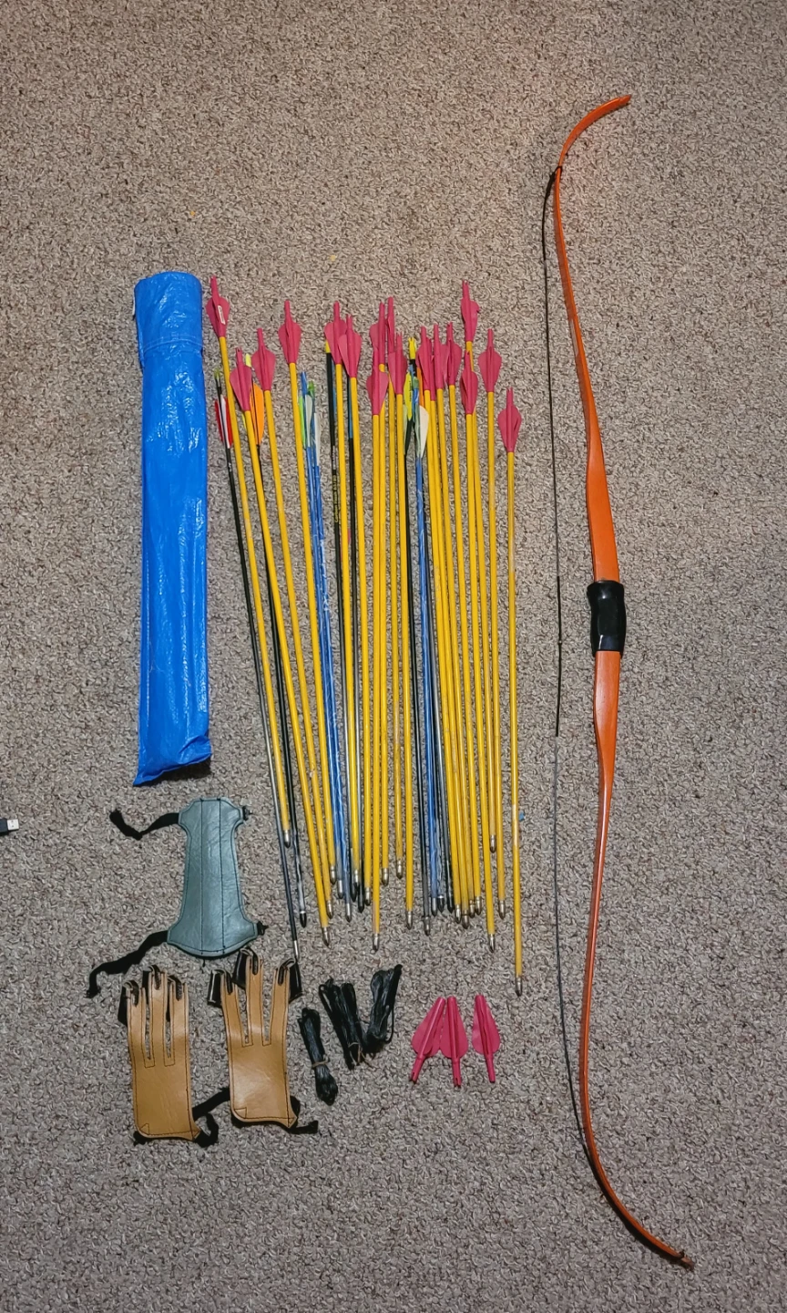 Recurve Bow & 28 Arrows + Accessories
