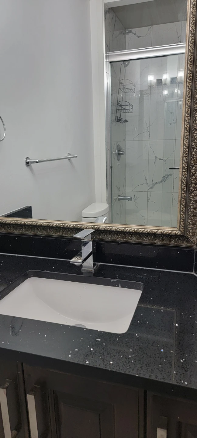 Bachelor suit for rent in Surrey - photo 4