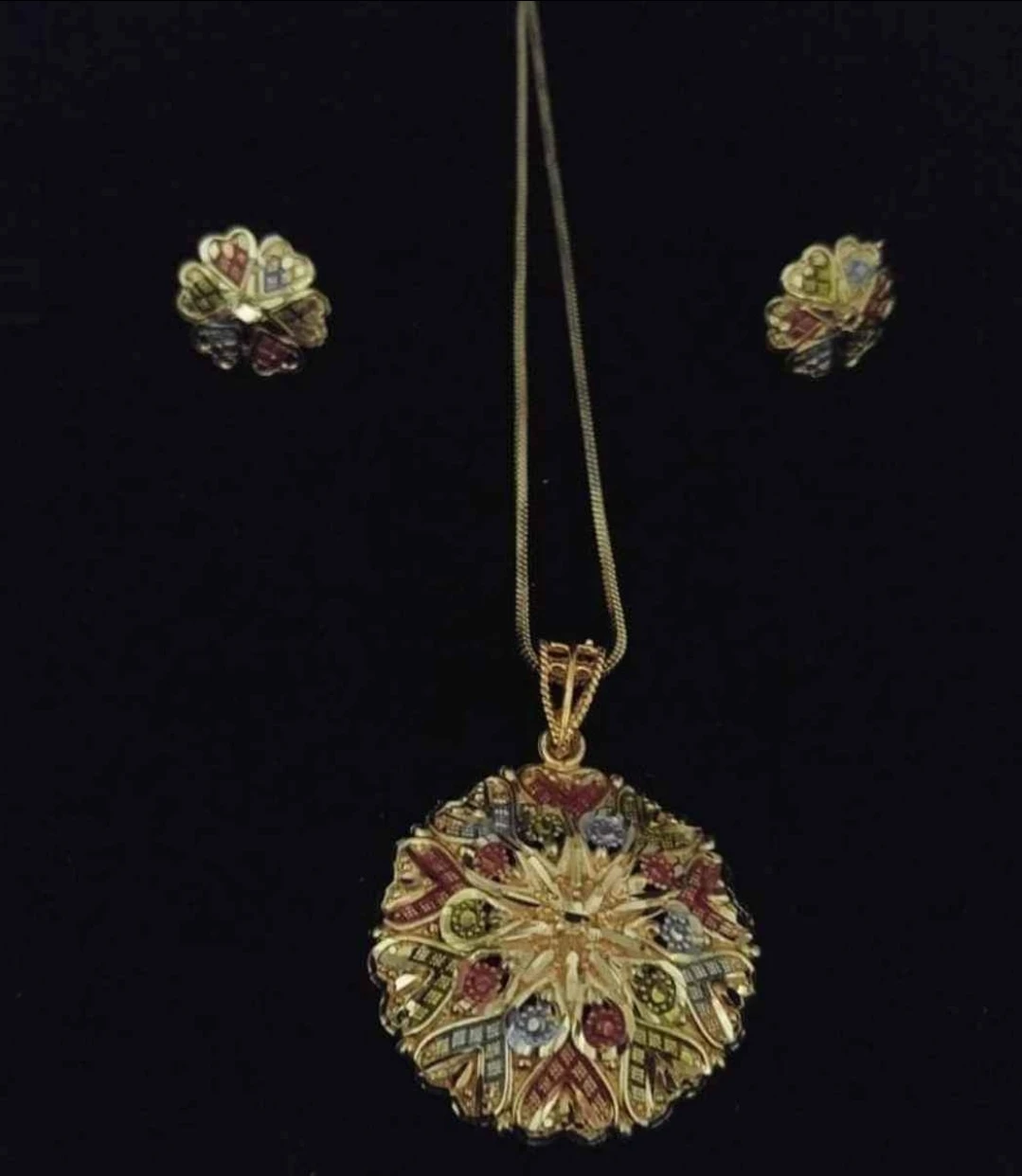 Gold coloured pendant and earrings set