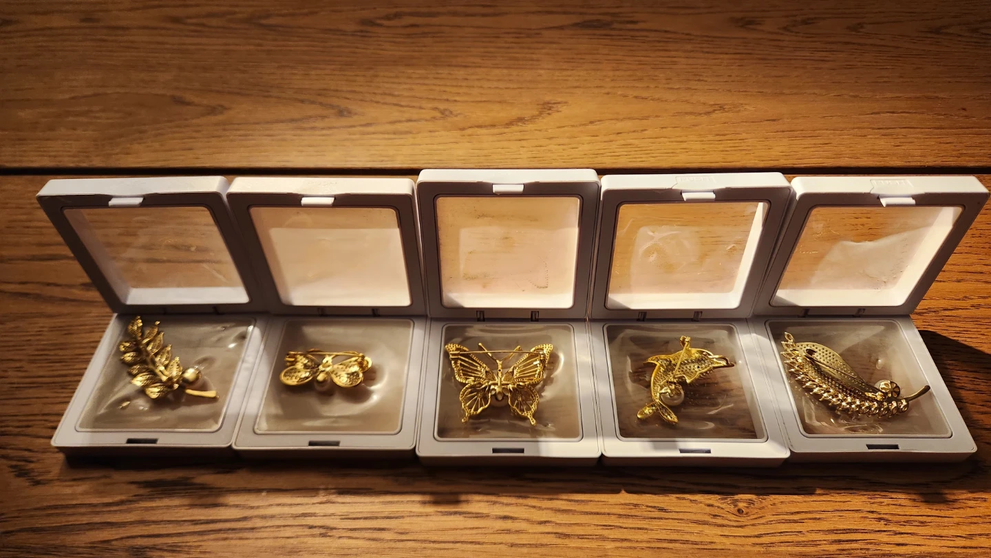 Vintage Gold-toned Brooches Set - photo 2
