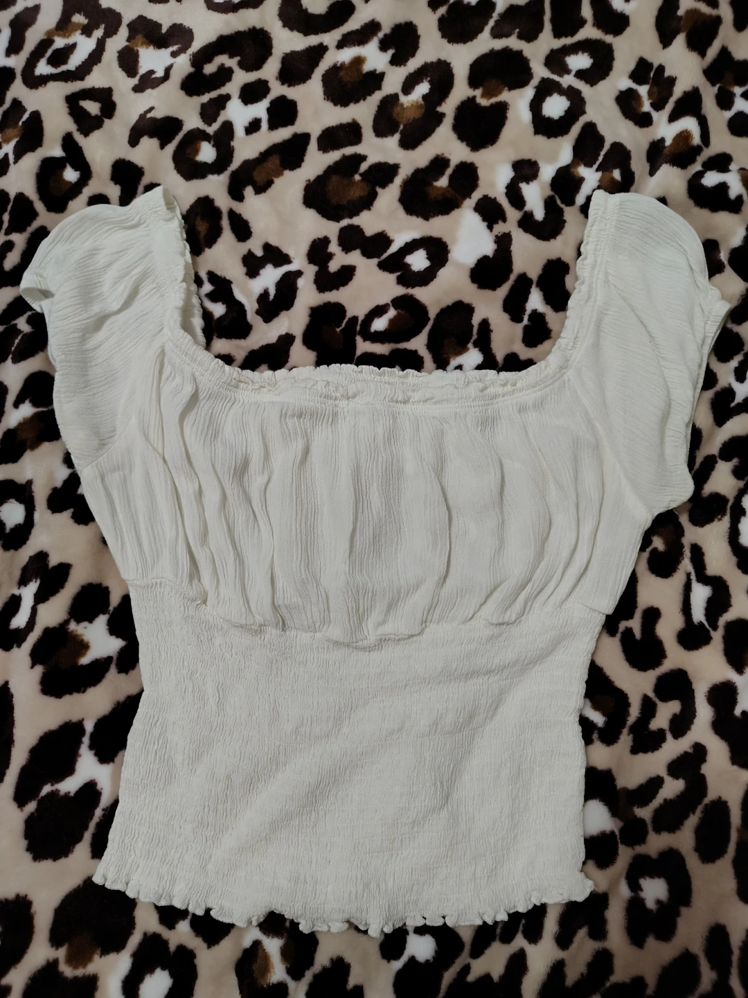 White Smocked Puff Sleeve Top size small - photo 2