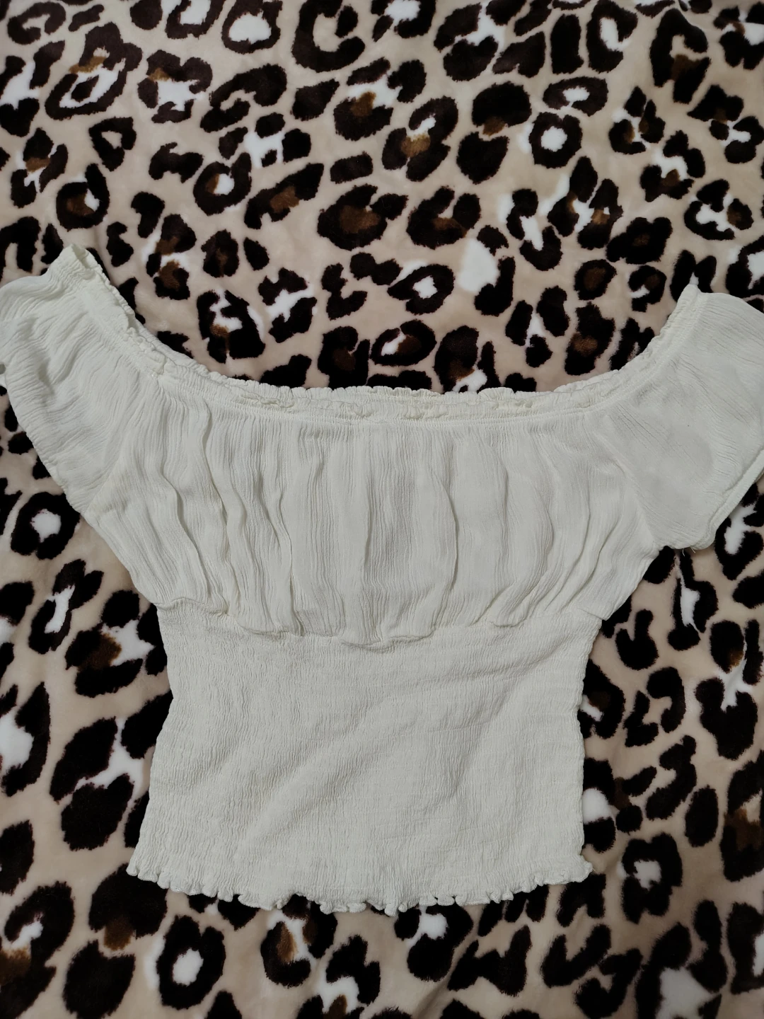 White Smocked Puff Sleeve Top size small - photo 3