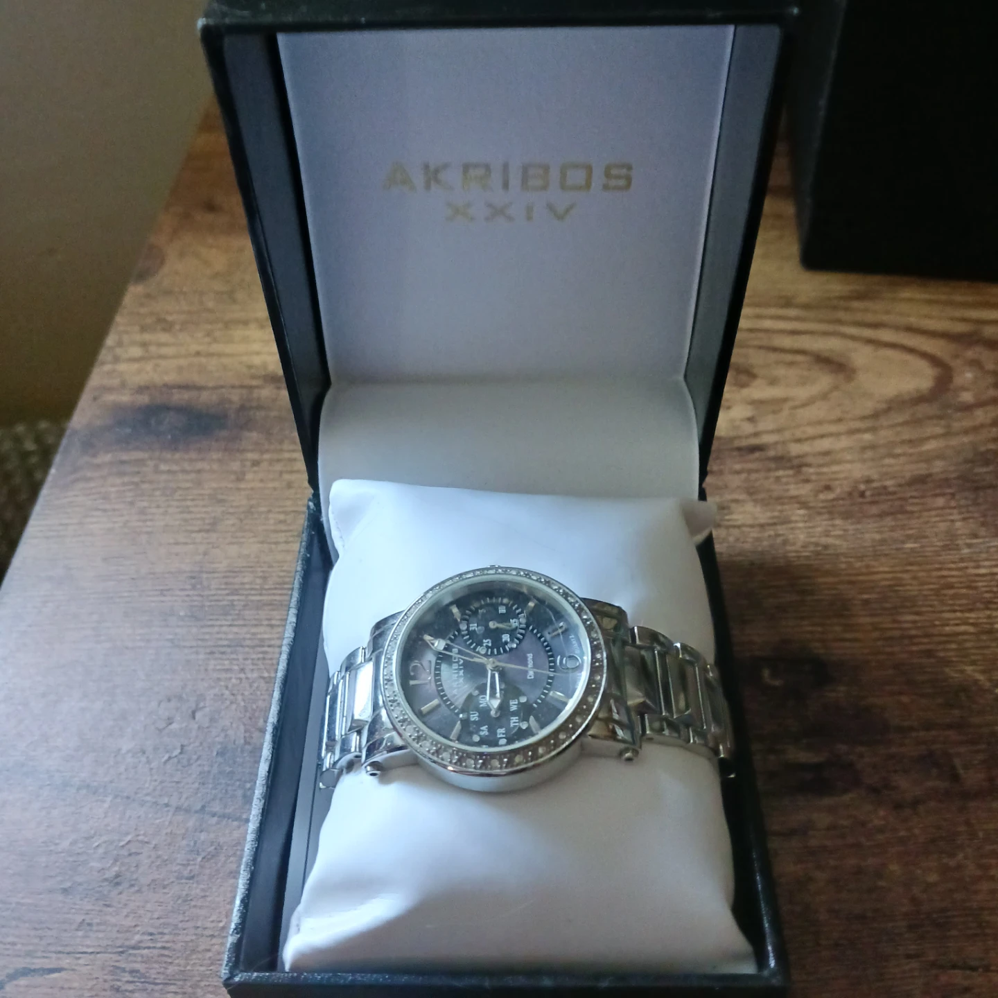 AKRIBOS XXIV Women's Watch with Crystal Bezel