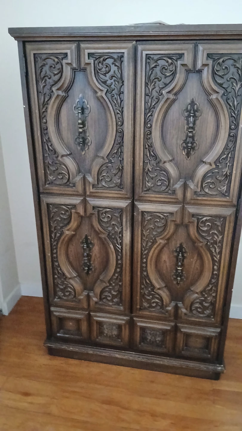 Vintage Carved Wood Armoire / Cabinet - photo 3