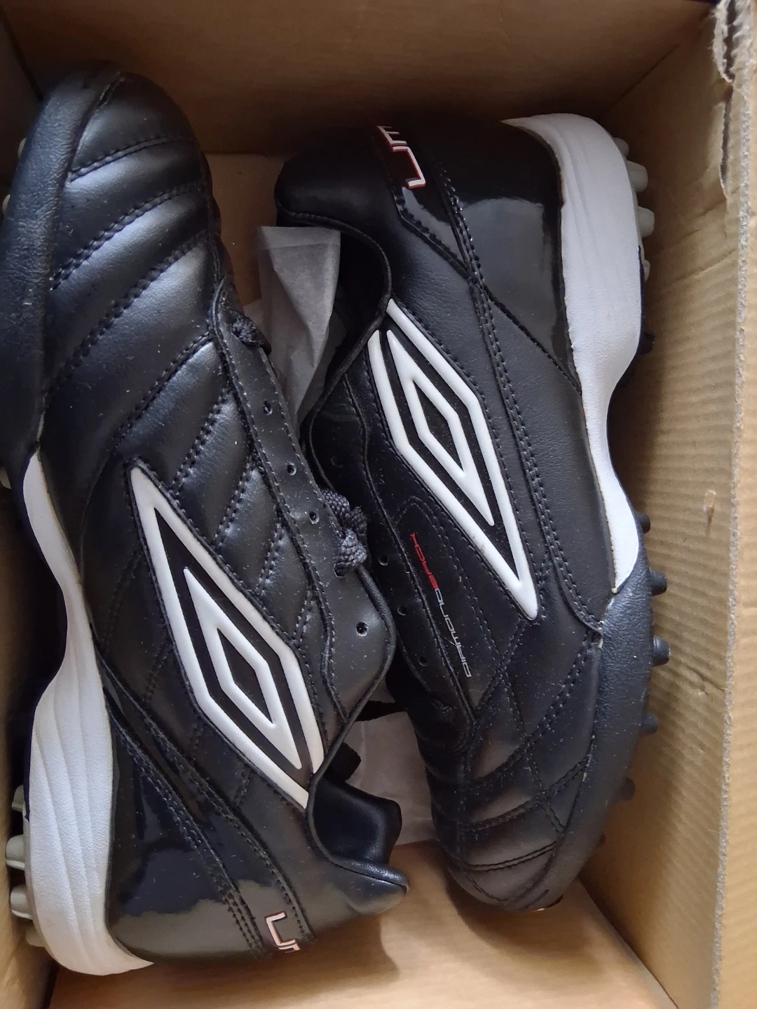 Umbro ES-Diamondback Junior TF Soccer Cleats - Size 5