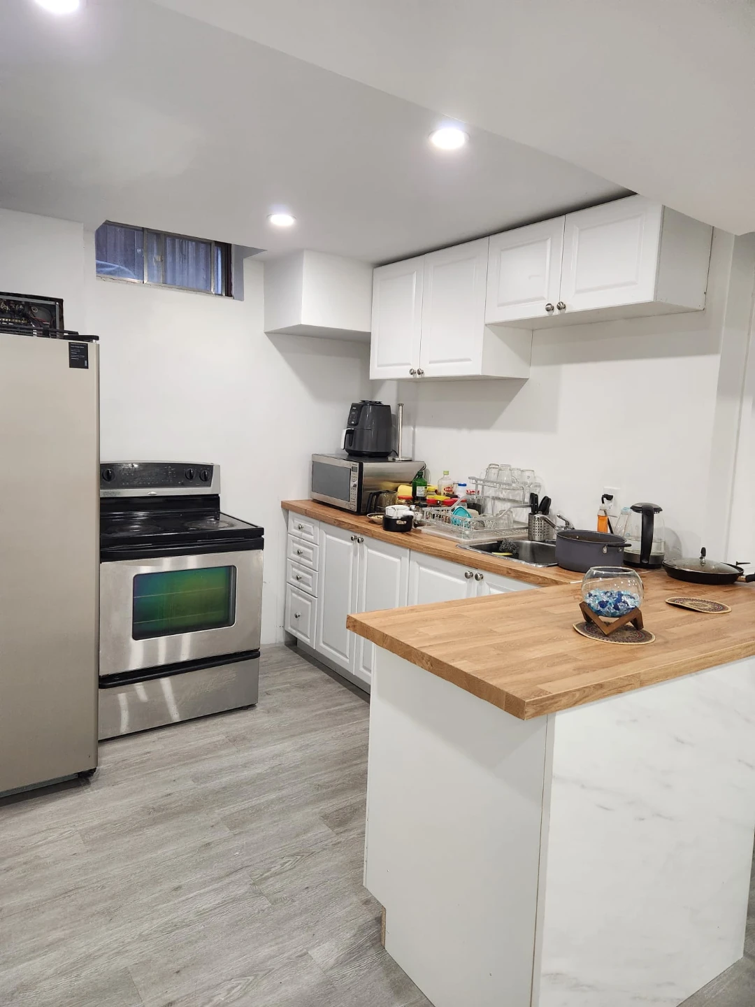 2 bedrooms  basement,  thornhill - photo 3