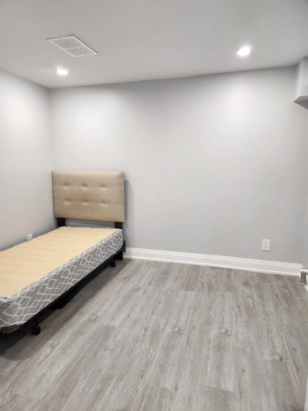 2 bedrooms  basement,  thornhill - photo 5