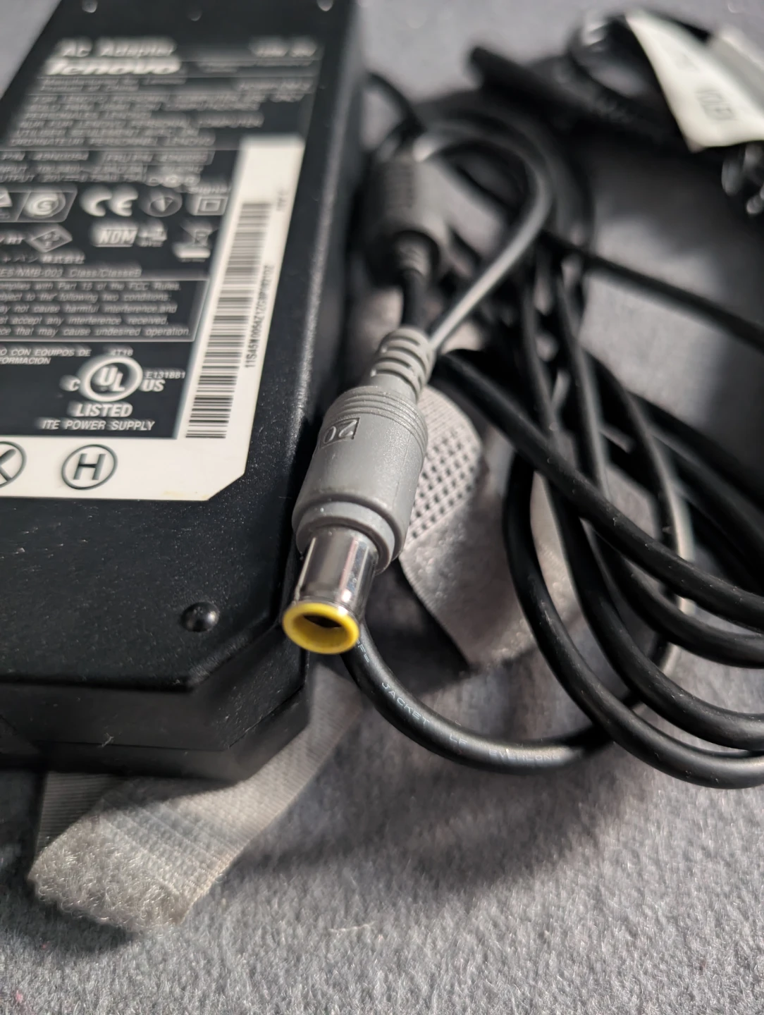 Lenovo 135W AC Adapter for ThinkPad (Round Tip) - photo 5