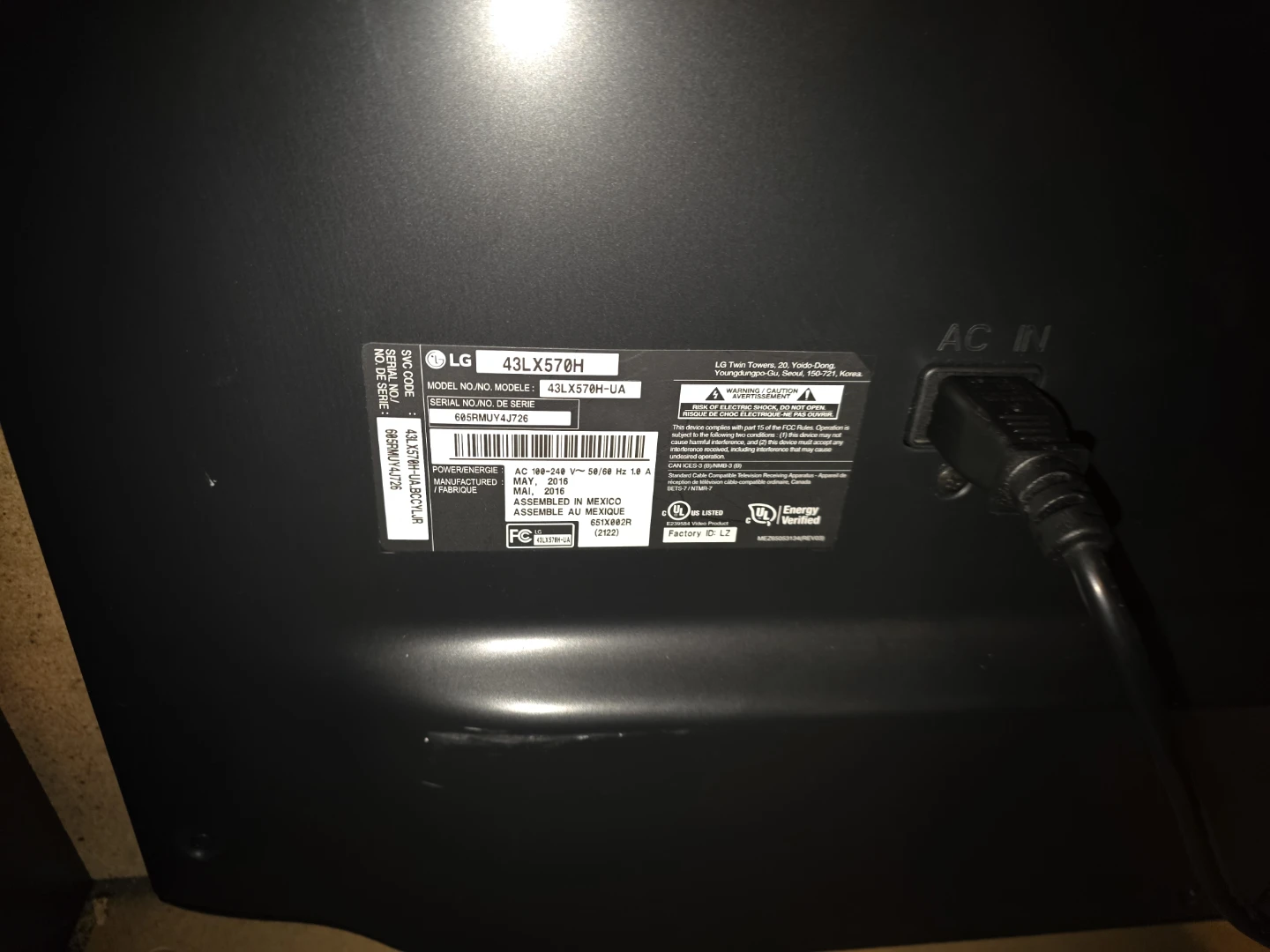 LG 43 inch NO LEGS with universal remote - photo 4