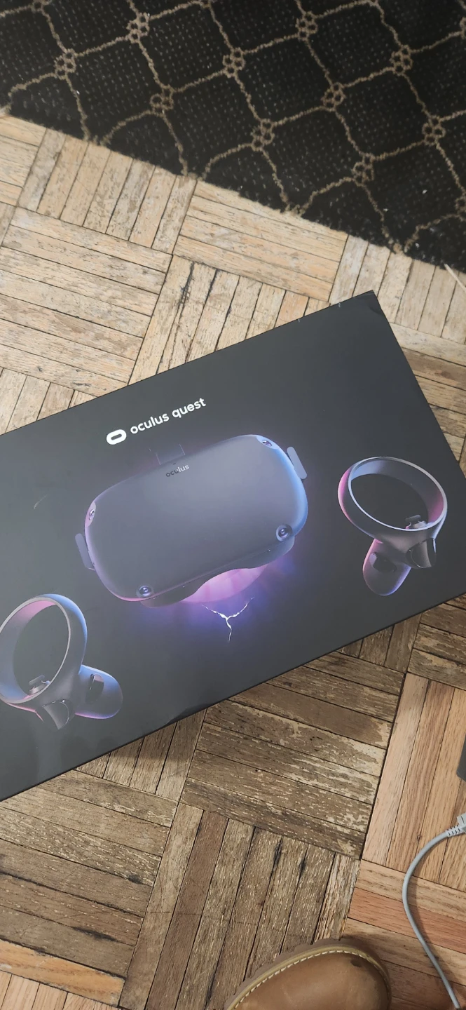 Oculus Quest VR Headset with Box
