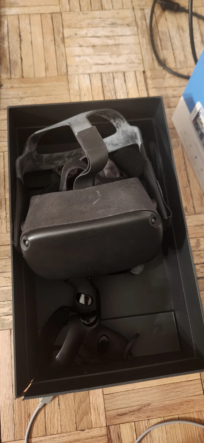 Oculus Quest VR Headset with Box - photo 2