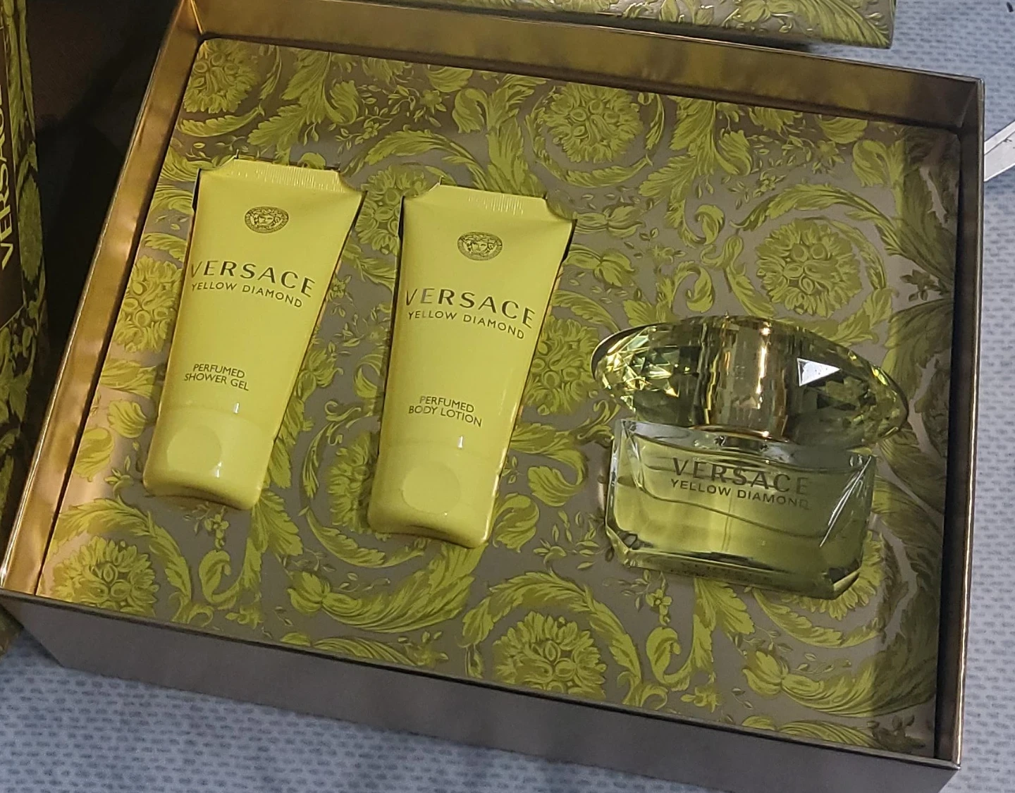 Versace Yellow Diamond Perfume Gift Set - photo 2