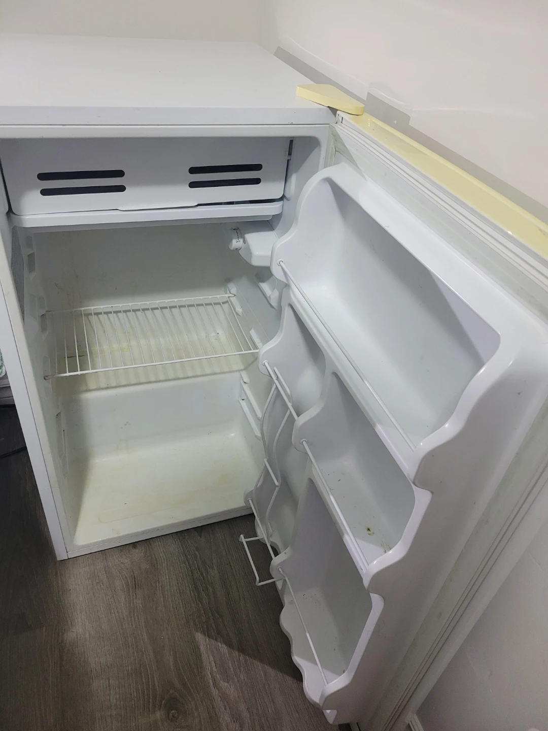 Master Chef Compact Fridge - White - photo 2