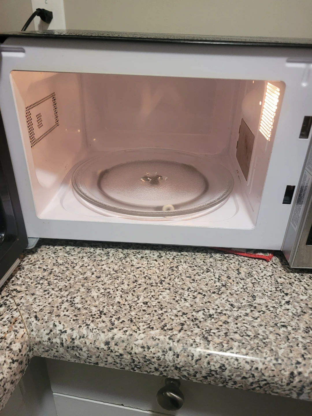 Hamilton Beach Microwave Oven - photo 2