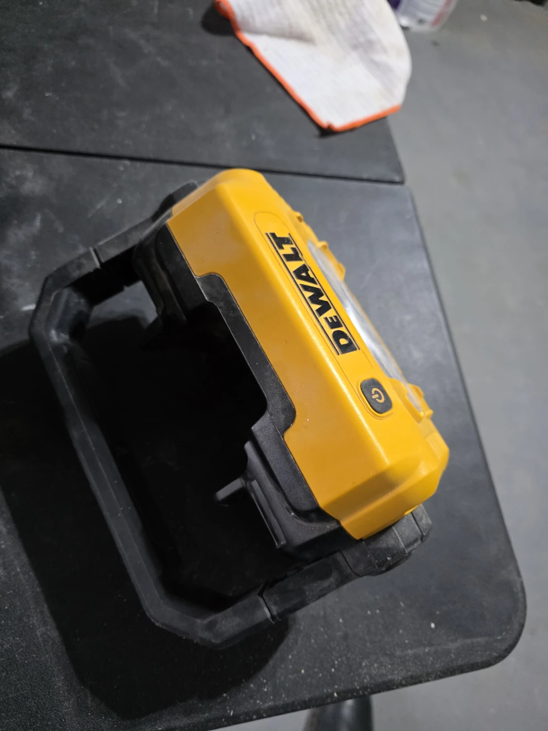 DeWalt DCL077 Compact Task Light - Yellow - photo 4