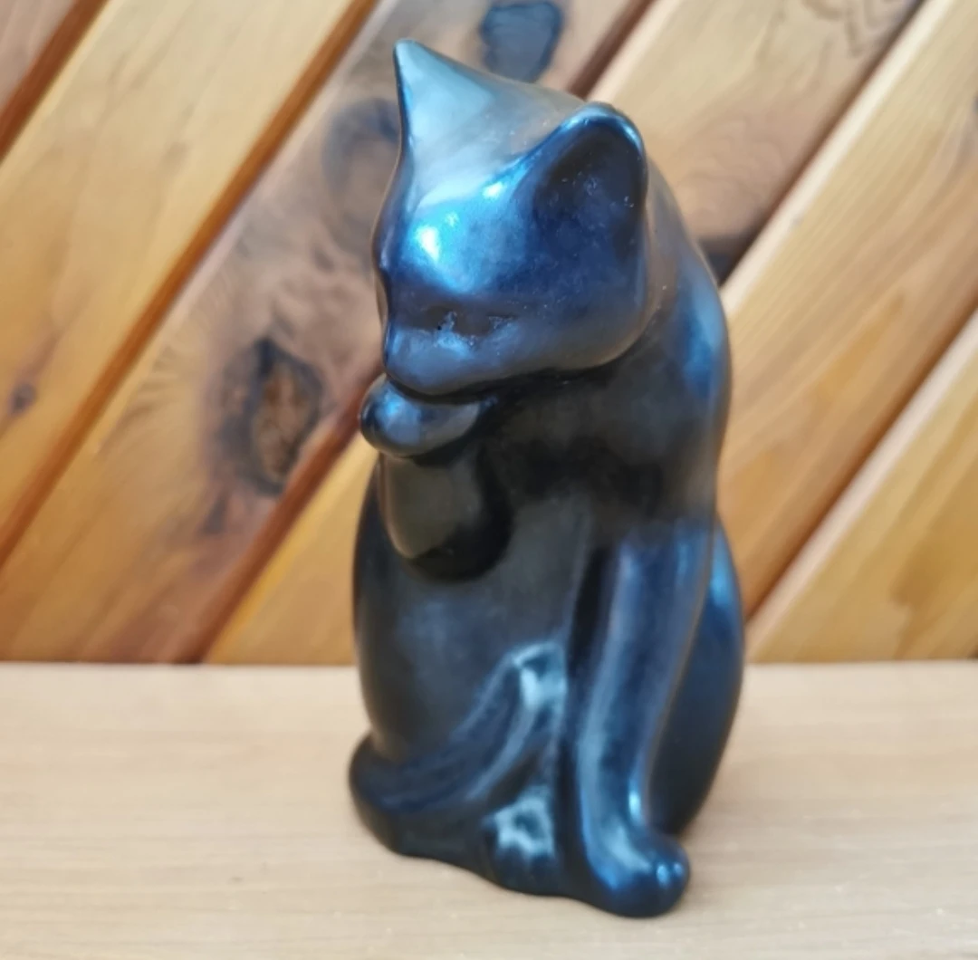 Vintage Cat Sculpture Grooming Pose - photo 2