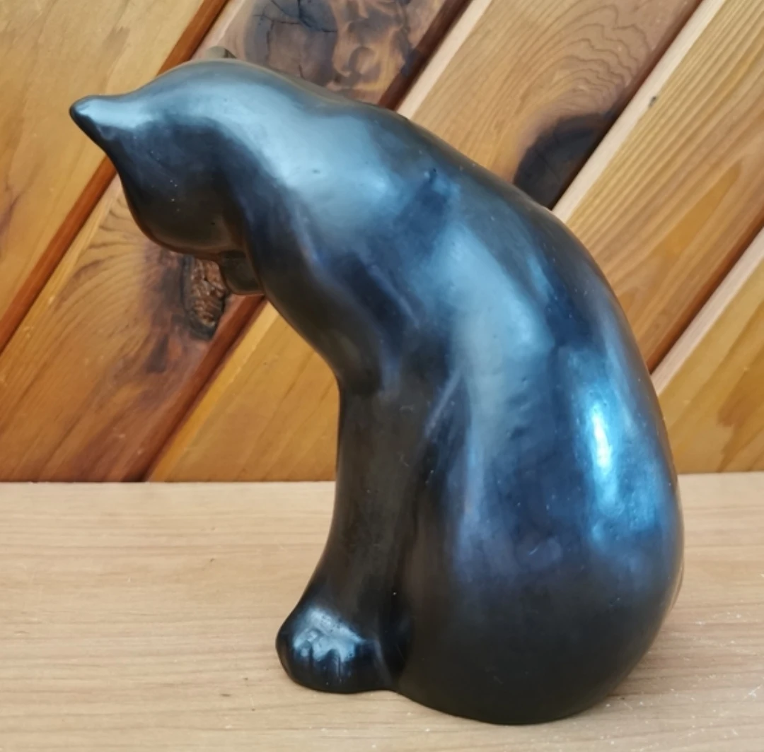 Vintage Cat Sculpture Grooming Pose - photo 3