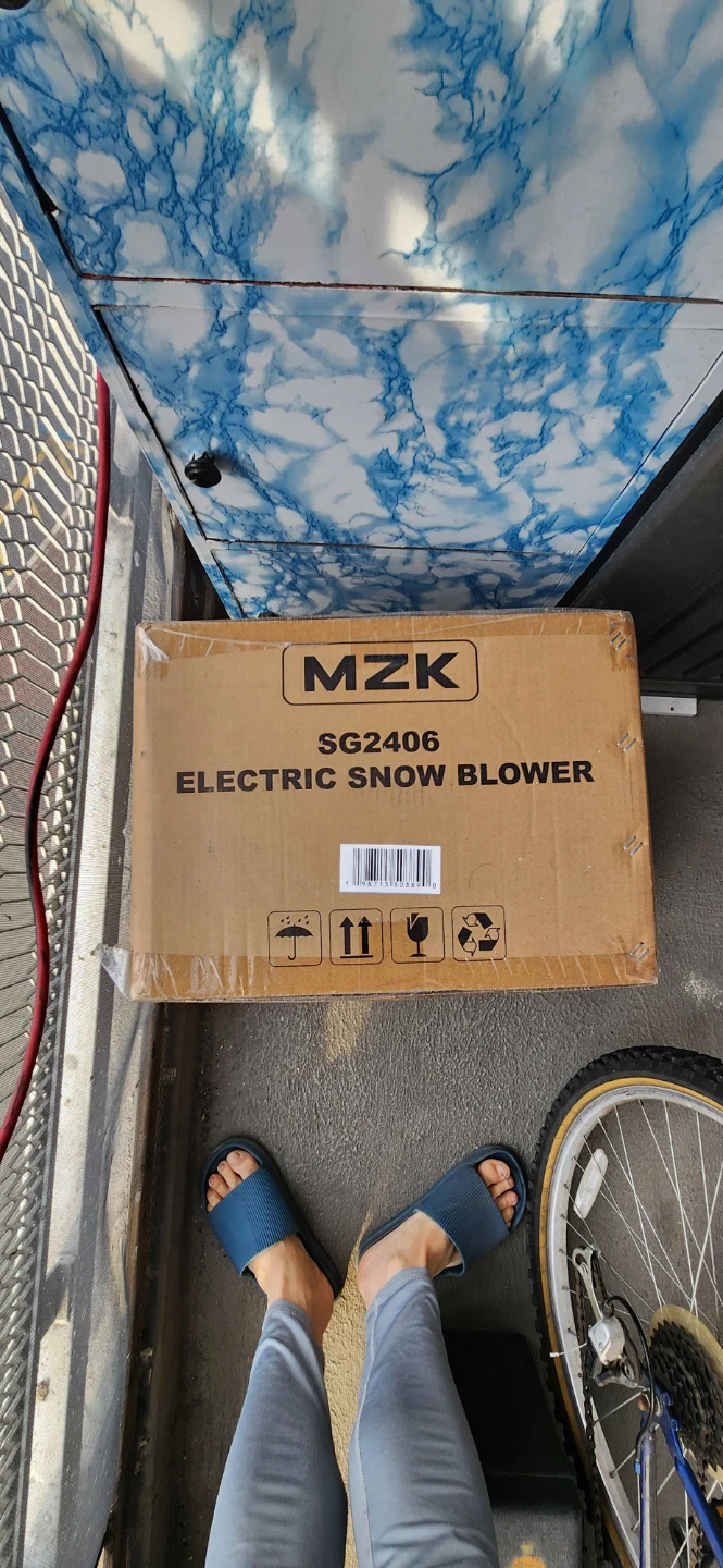 MZK SG2406 Electric Snow Blower - New in Box!
