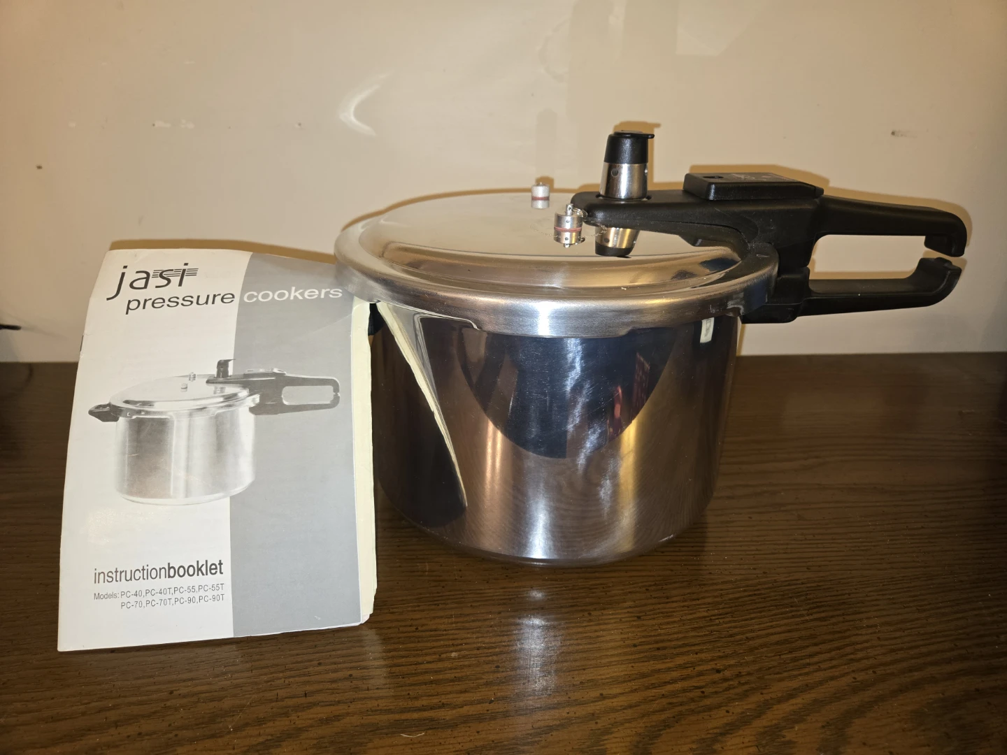 Jasi Pressure Cooker with Instruction Booklet