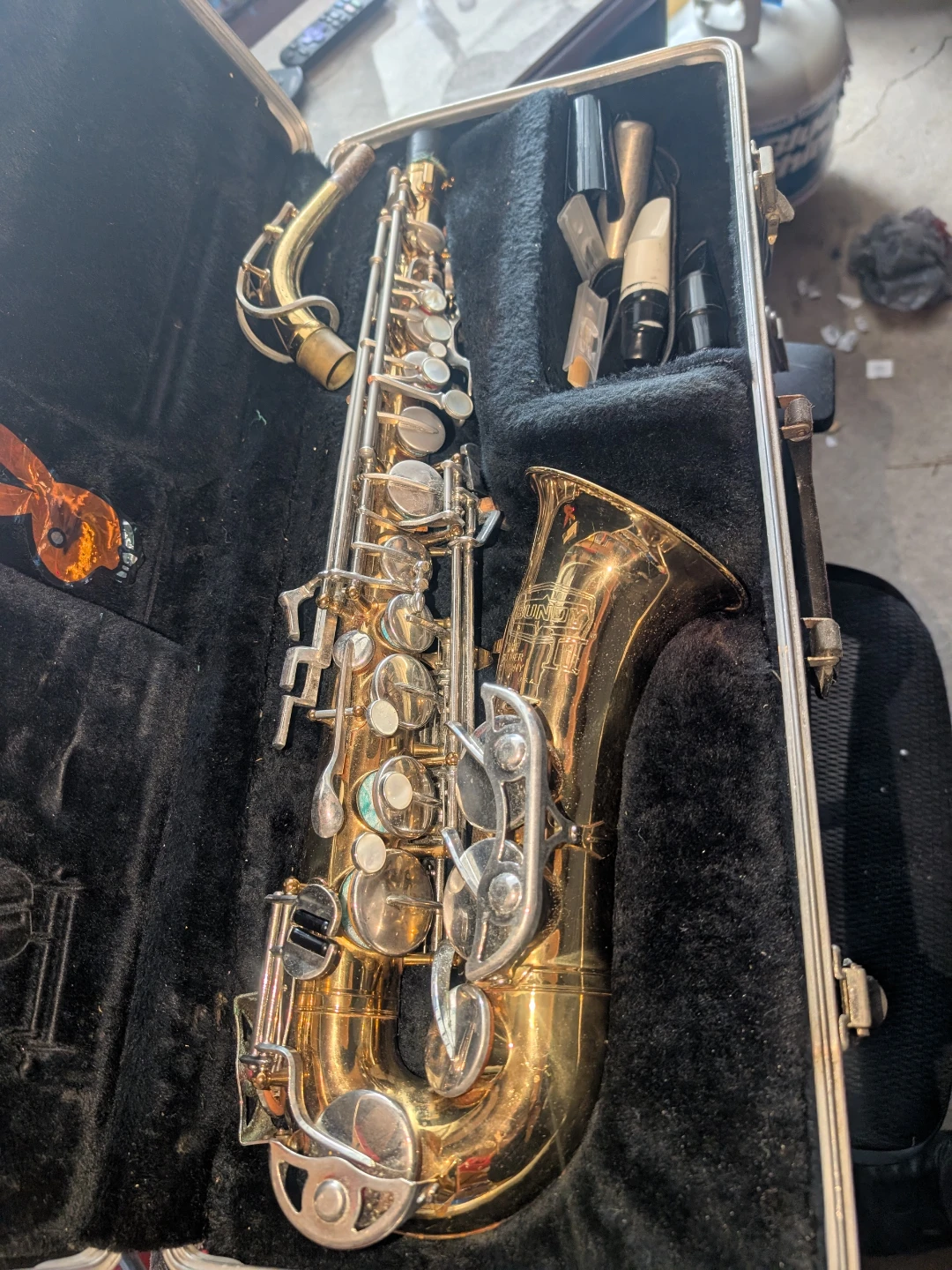 Saxophone with Case - photo 4