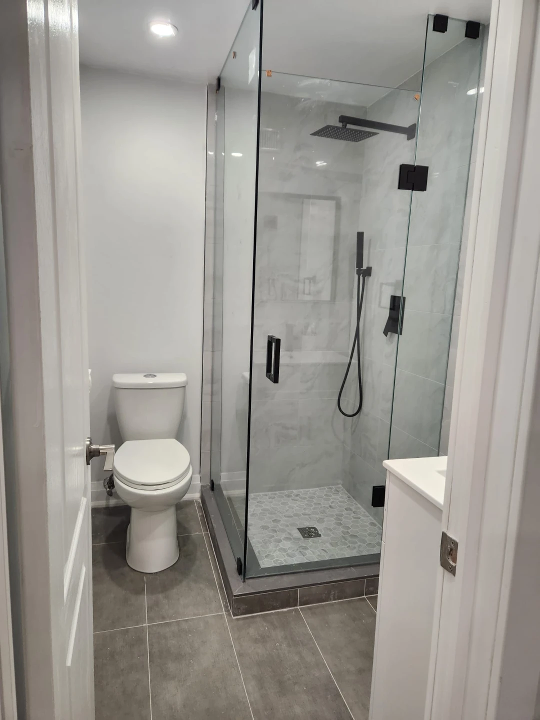 2 bedrooms  basement,  thornhill - photo 4