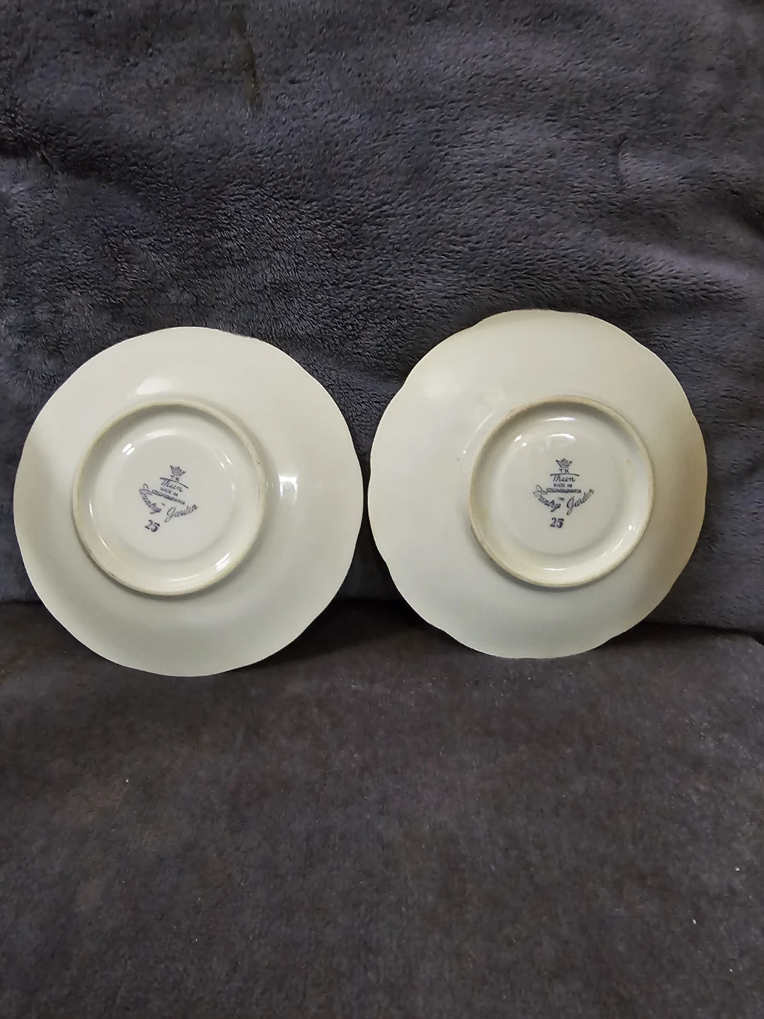 Thun Czechoslovakia Country Garden Saucers (Set of 2) - photo 3