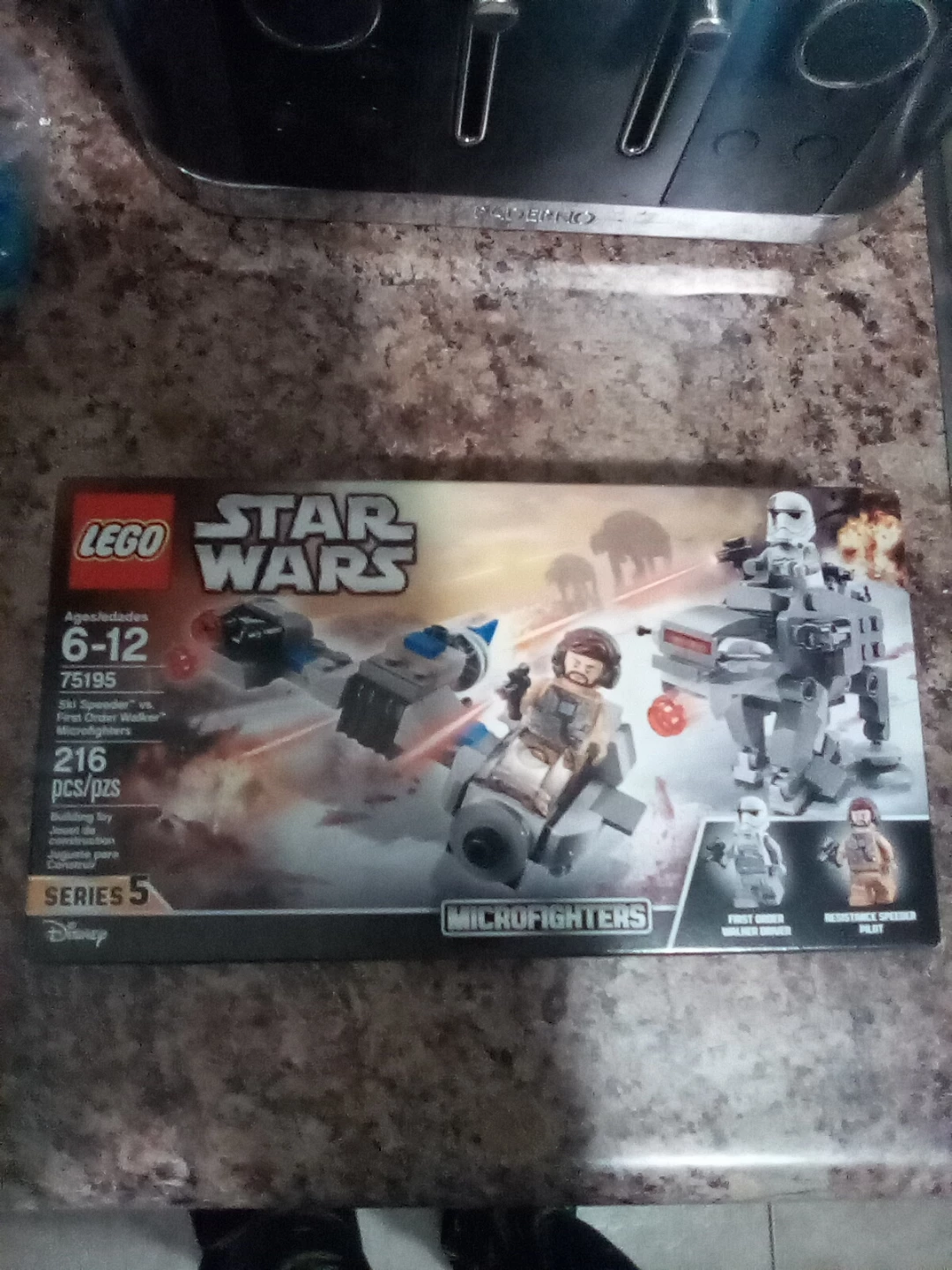 LEGO Star Wars Ski Speeder vs First Order Walker 75195