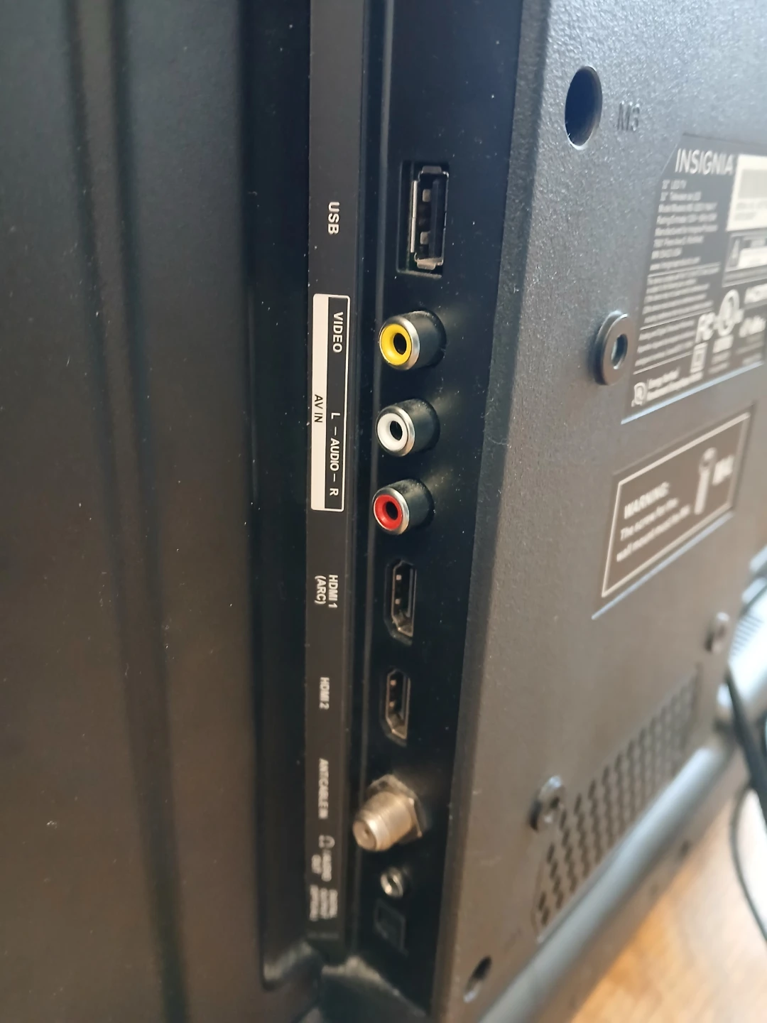 Insignia 32" flat screen TV (READ DESC BELOW) - photo 3