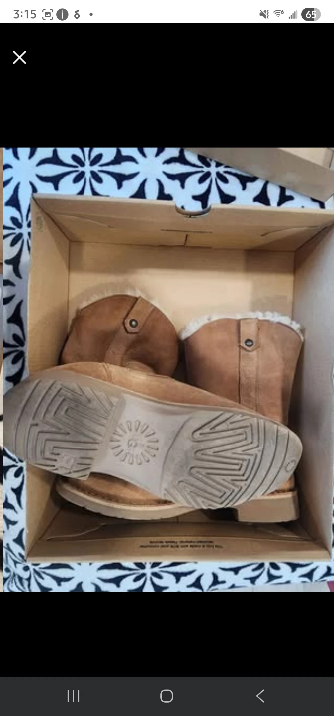 UGG W LARKER Boots Size 7.5, With Box