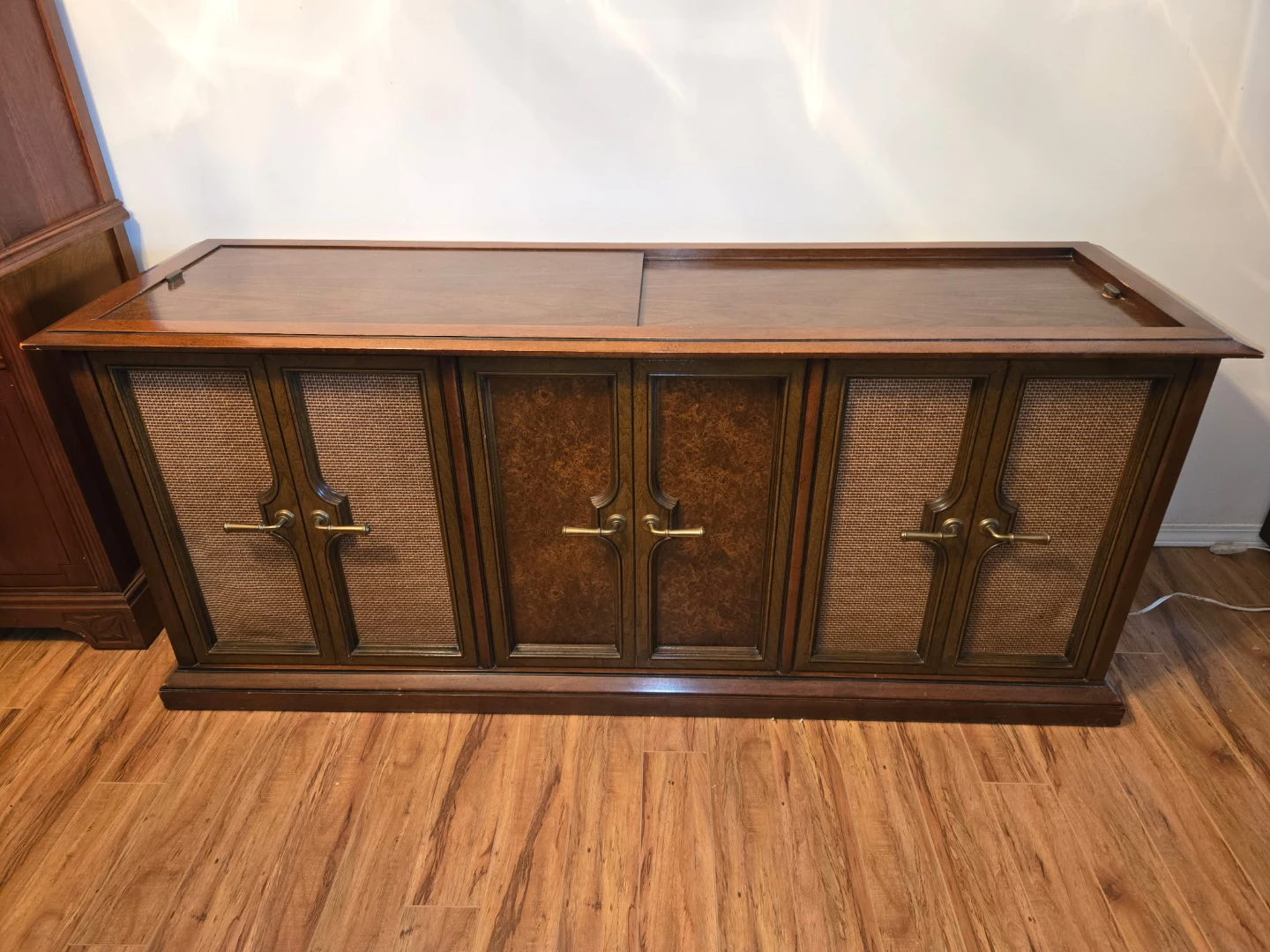 Mid-century Walnut Magnavox Stereo - Use  or Convert!