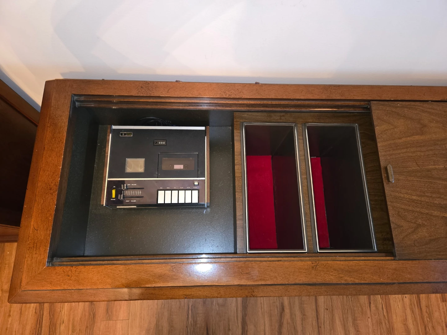 Mid-century Walnut Magnavox Stereo - Use  or Convert! - photo 2