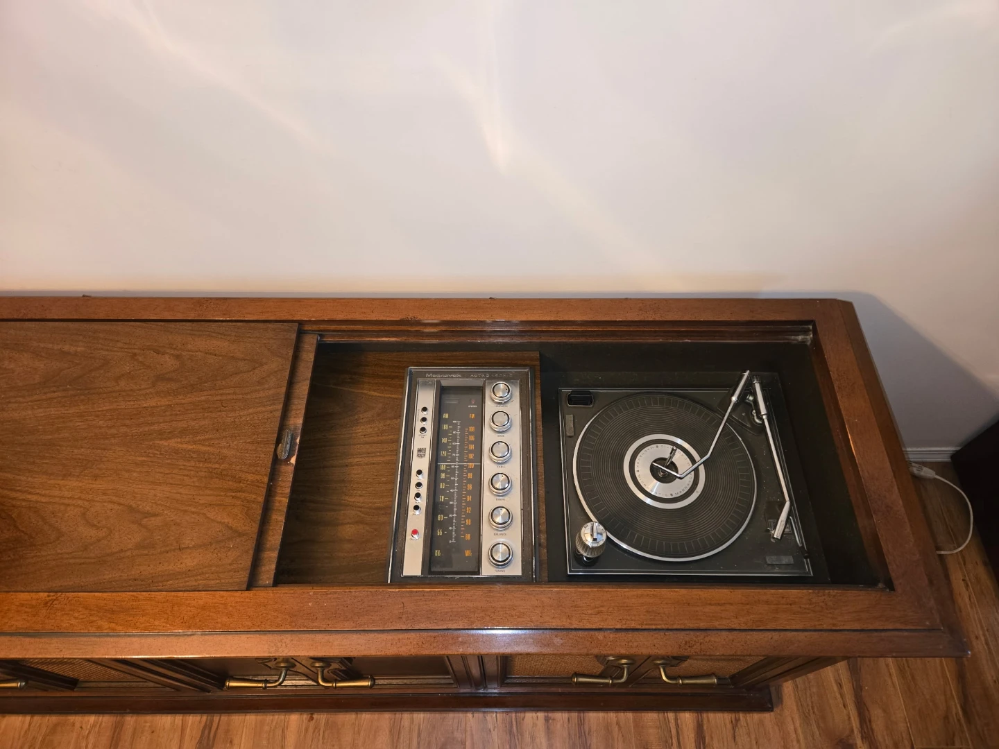 Mid-century Walnut Magnavox Stereo - Use  or Convert! - photo 4
