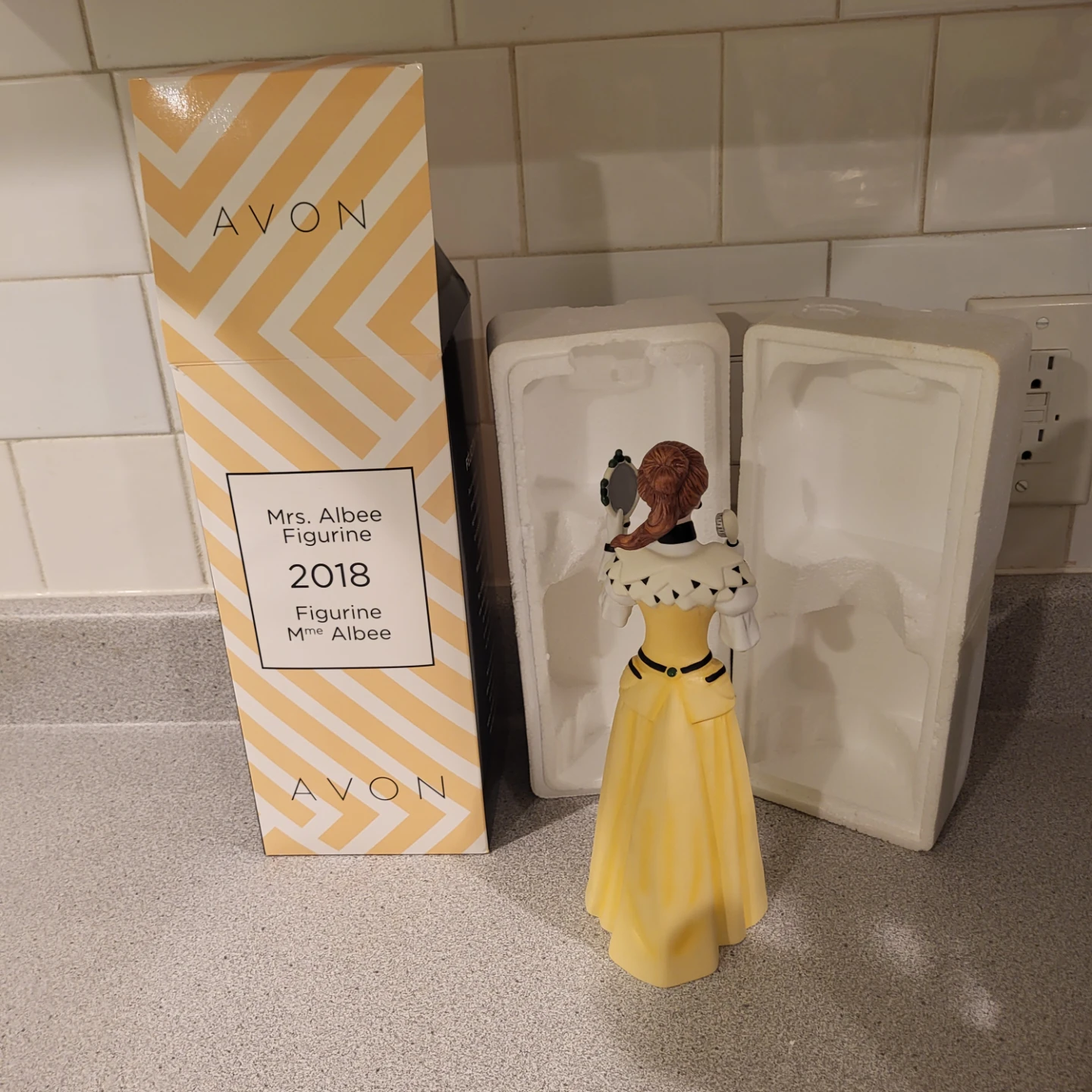 Avon Mrs. Albee Figurine 2018 - photo 2