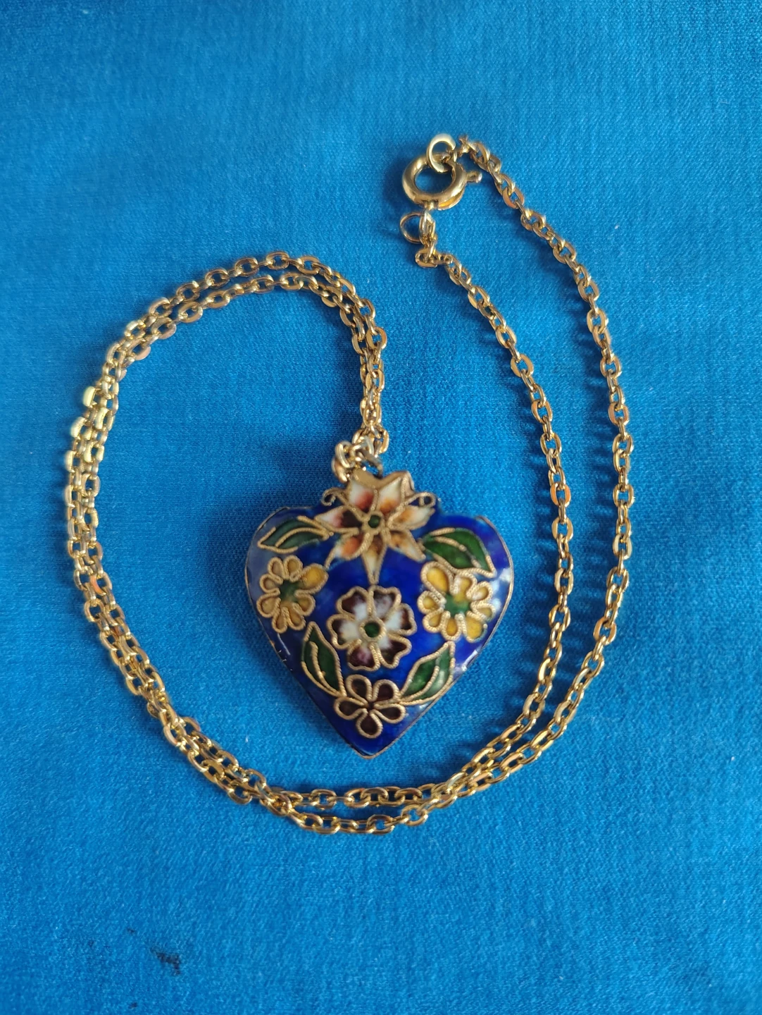 Vintage Cloisonné Enamel Heart Pendant Necklace – Gold Tone